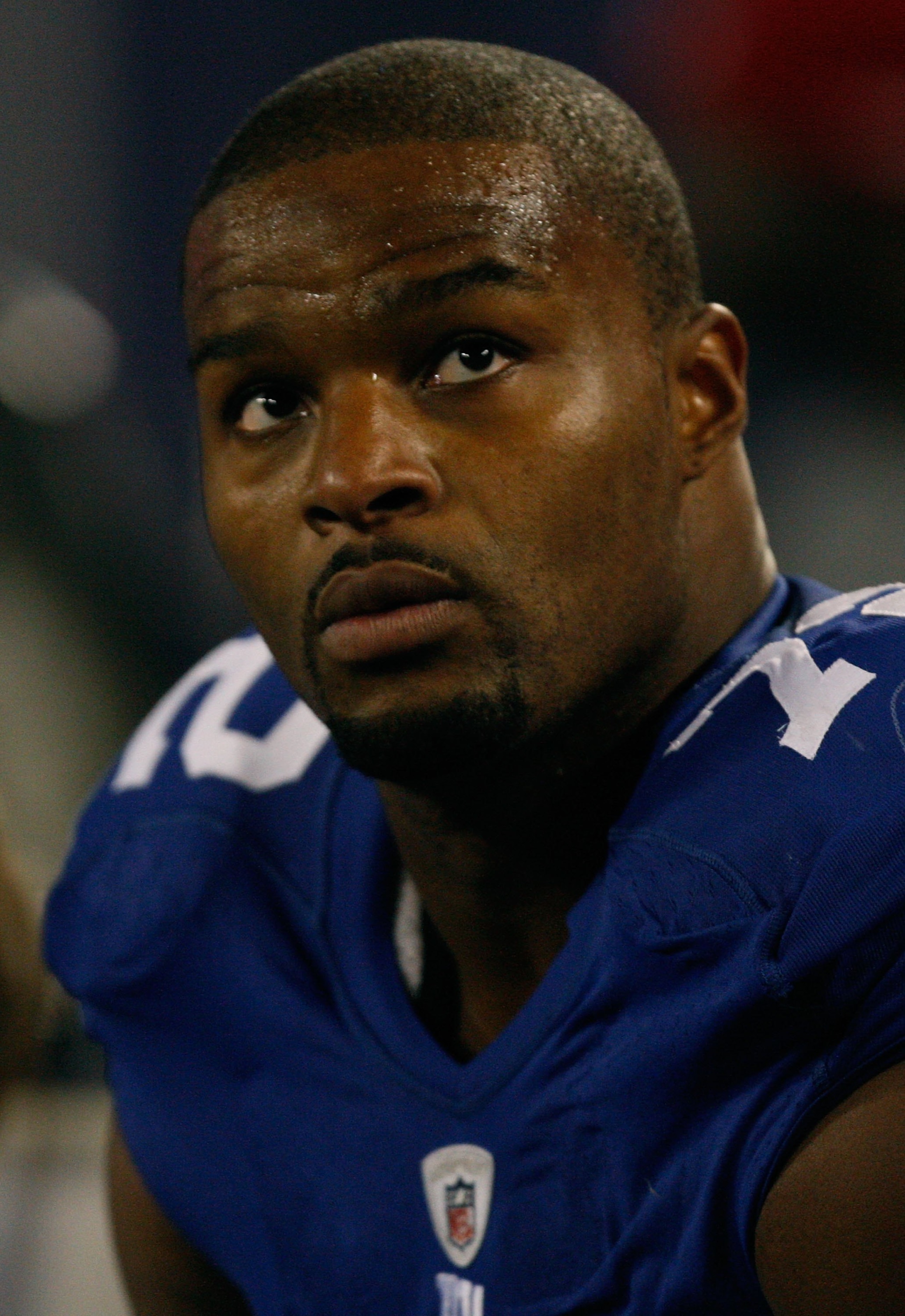EAST RUTHERFORD, NJ - OCTOBER 25: Osi Umenyiora #72 of the New York Giants looks up at the scoreboard against the Arizona Cardinals on October 25, 2009 at Giants Stadium in East Rutherford, New Jersey. (Photo by Jared Wickerham/Getty Images)
