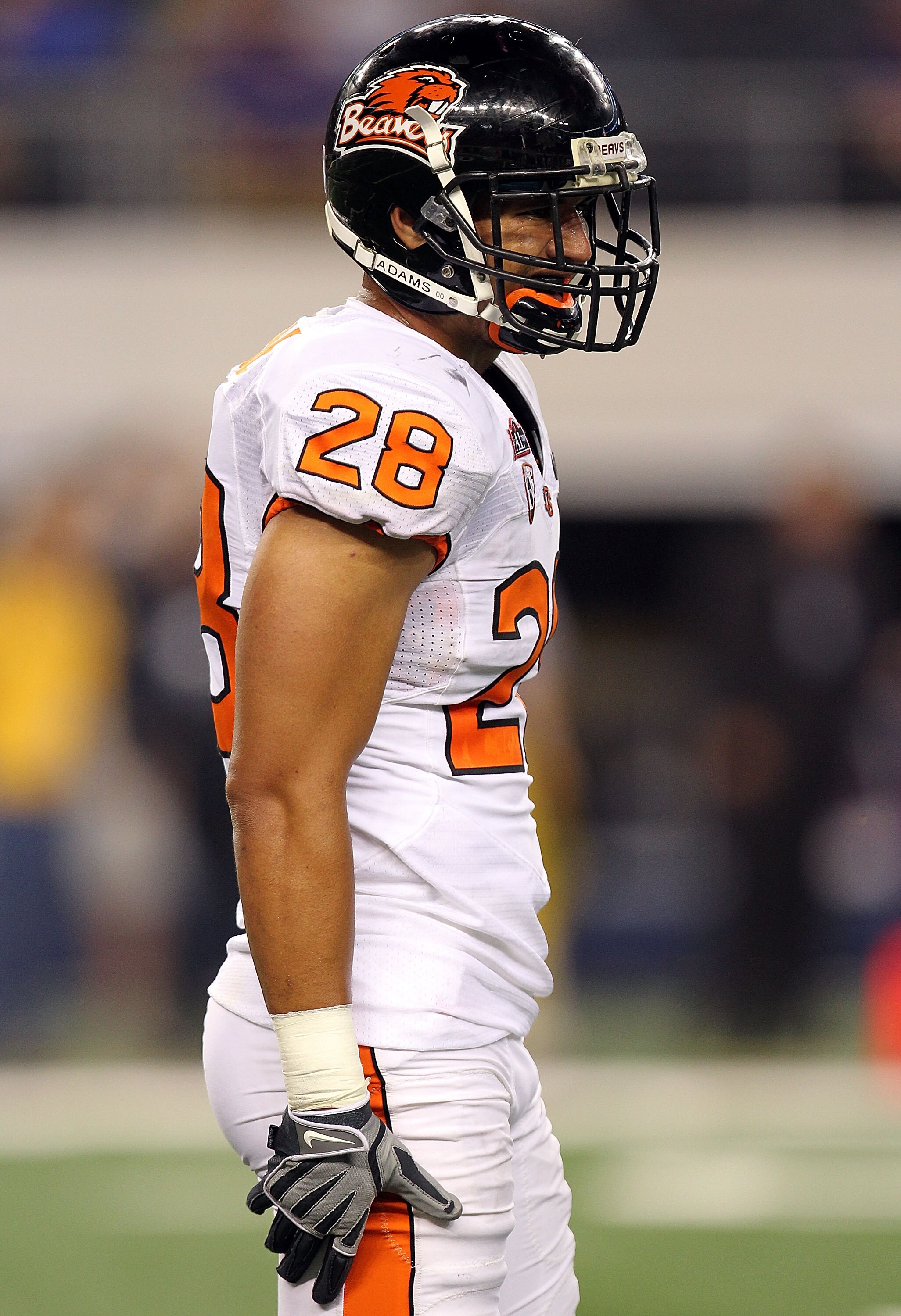 ARLINGTON, TX - SEPTEMBER 04:  Safety Suaesi Tuimaunei #28 of the Oregon State Beavers at Cowboys Stadium on September 4, 2010 in Arlington, Texas.  (Photo by Ronald Martinez/Getty Images)