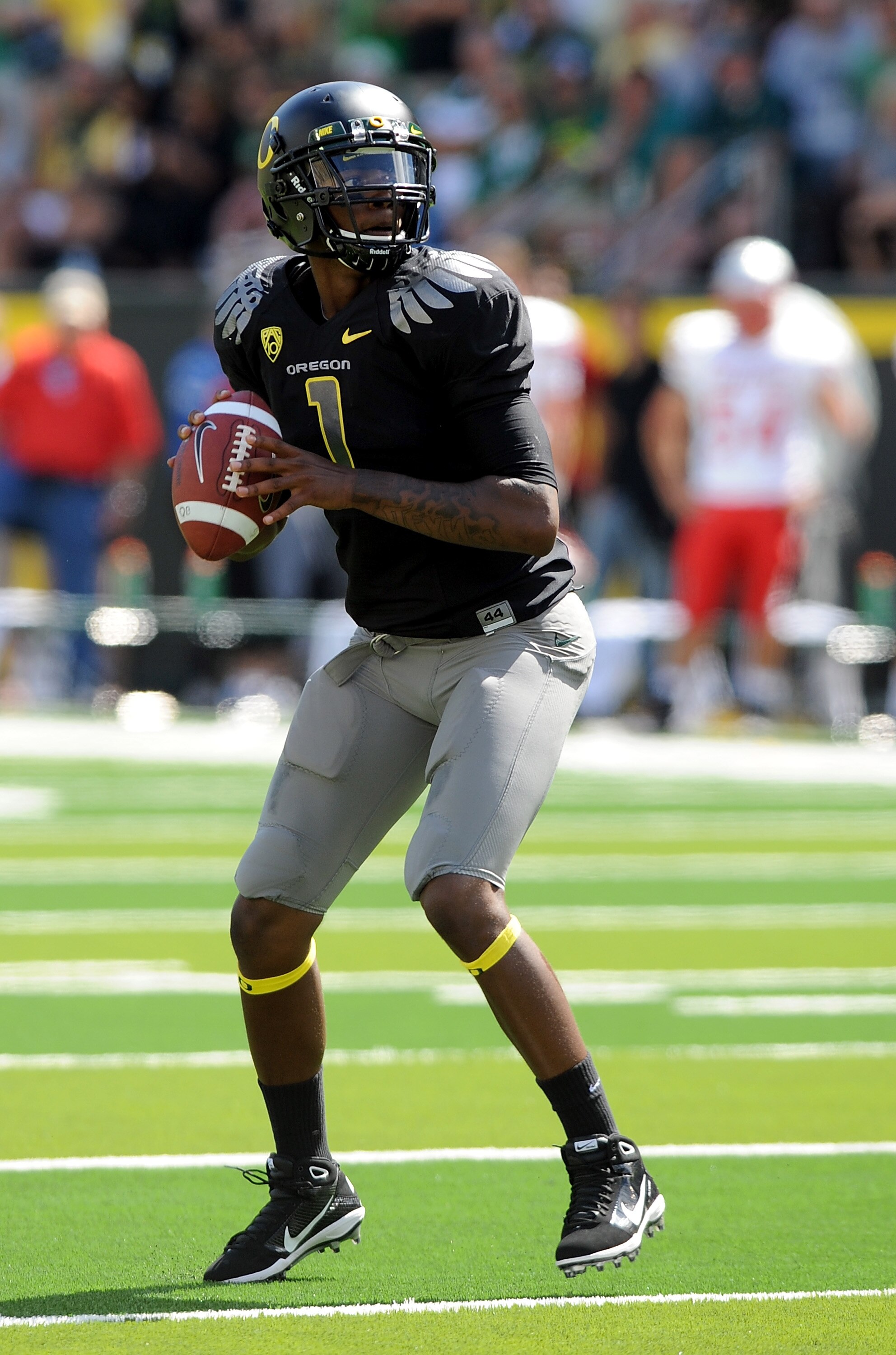 EUGENE, OR - SEPTEMBER 04:  Quarterback Darron Thomas #1 of the Oregon Ducks sets to throw a pass in the first quarter of the game against the New Mexico Lobos at Autzen Stadium on September 4, 2010 in Eugene, Oregon. Oregon won the game 72-0. (Photo by S