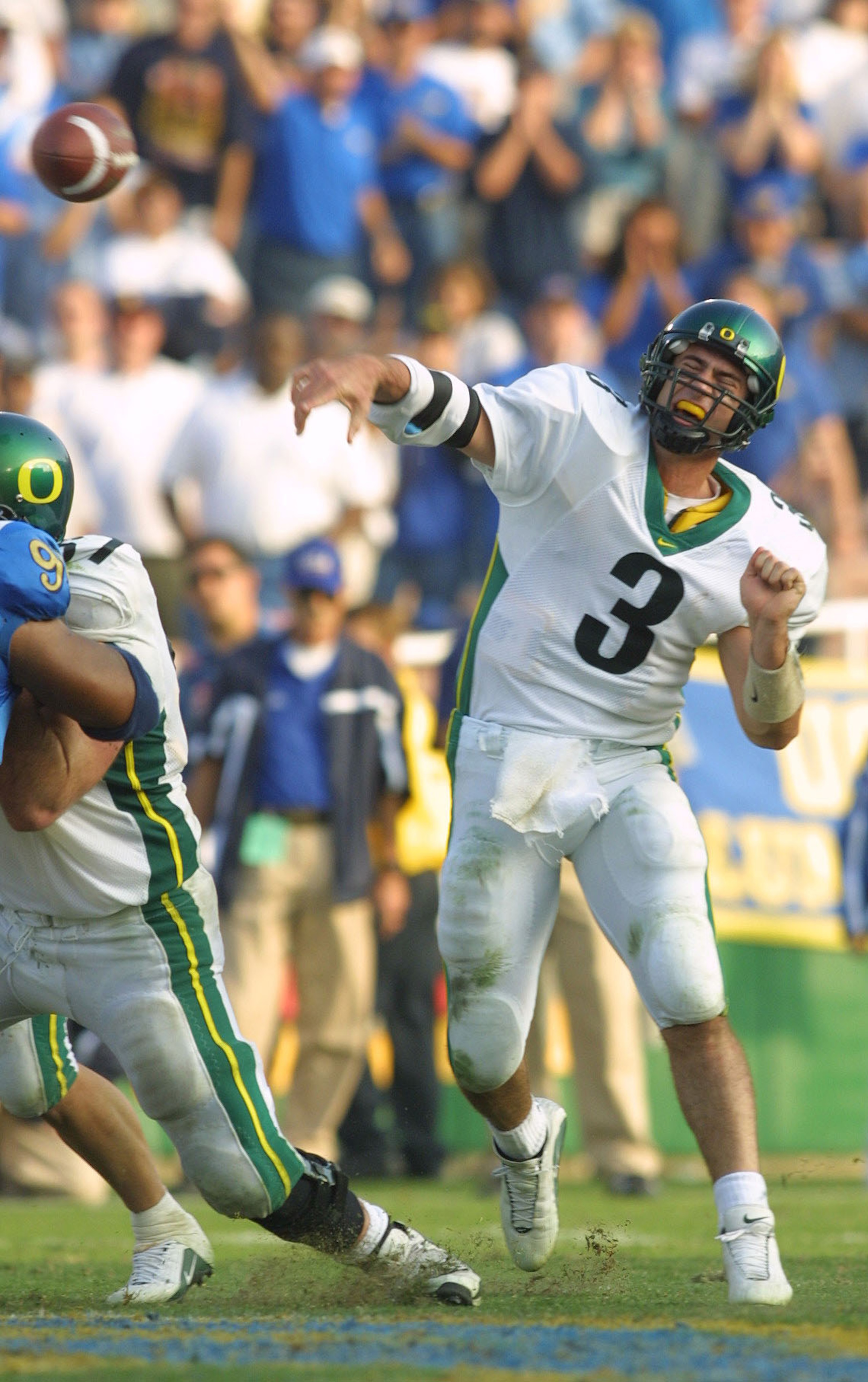 10 Nov 2001:  Quarterback Joey Harrington #3 of the Oregon Ducks makes a pass against the UCLA Bruins at the Rose Bowl in Pasadena, California. The Ducks defeated the Bruins 21-20. DIGITAL IMAGE  Mandatory Credit: Jeff Gross/ALLSPORT