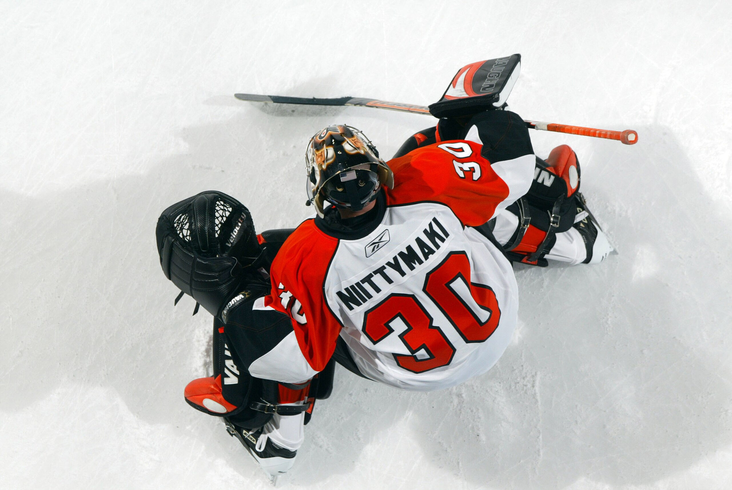 UNIONDALE, NY - MARCH 1: Antero Nittymaki #30 of the Philadelphia Flyers warms up prior to the game against the New York Islanders on March 1, 2008 at the Nassau Coliseum in Uniondale, New York.  (Photo by Christopher Pasatieri/Getty Images)