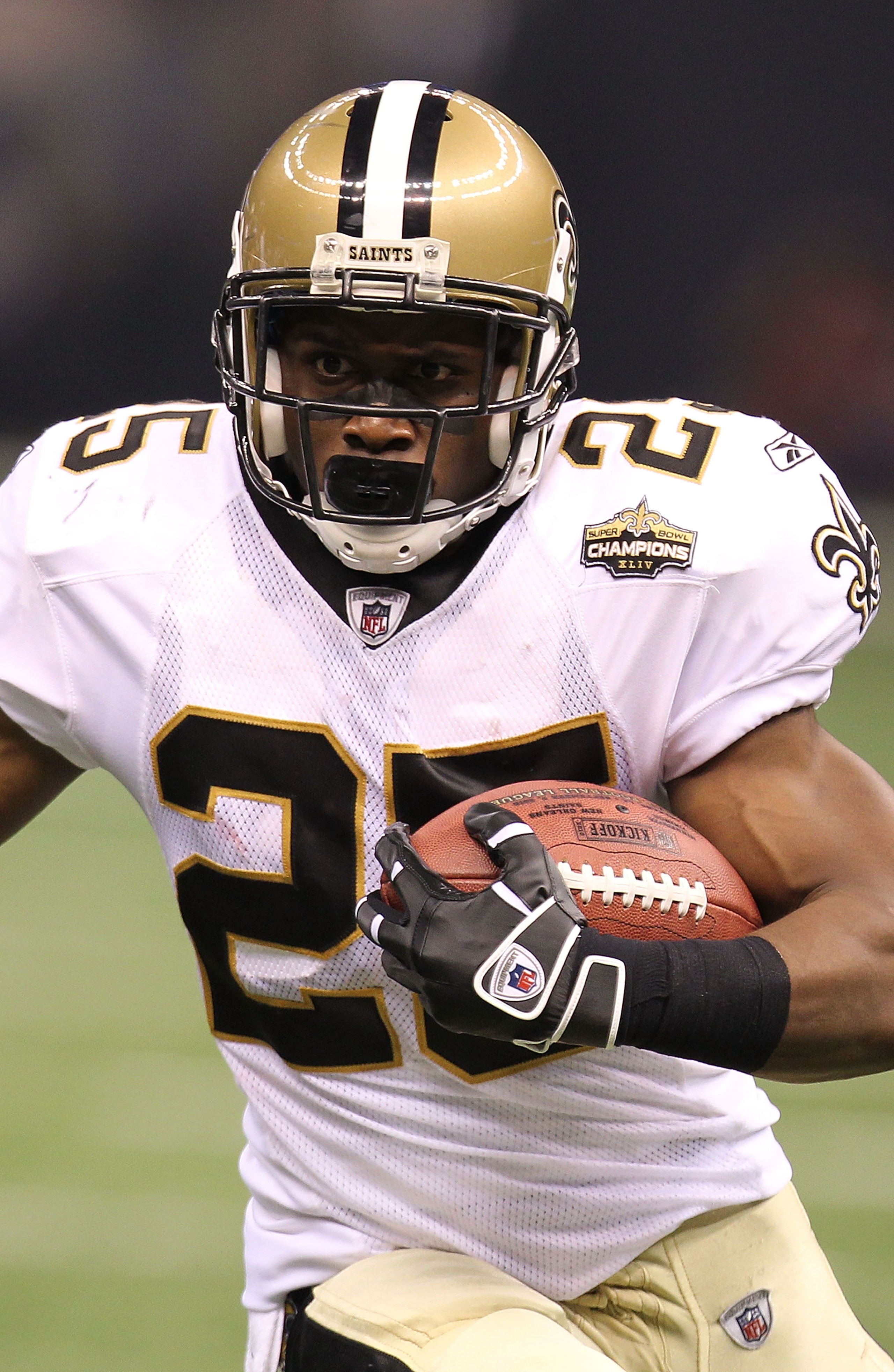 NEW ORLEANS - SEPTEMBER 09: Running back Reggie Bush #25 of the New Orleans Saints at Louisiana Superdome on September 9, 2010 in New Orleans, Louisiana. (Photo by Ronald Martinez/Getty Images) NEW ORLEANS - SEPTEMBER 09: Running back Reggie Bush #25 of the New Orleans Saints at Louisiana Superdome on September 9, 2010 in New Orleans, Louisiana. (Photo by Ronald Martinez/Getty Images)
