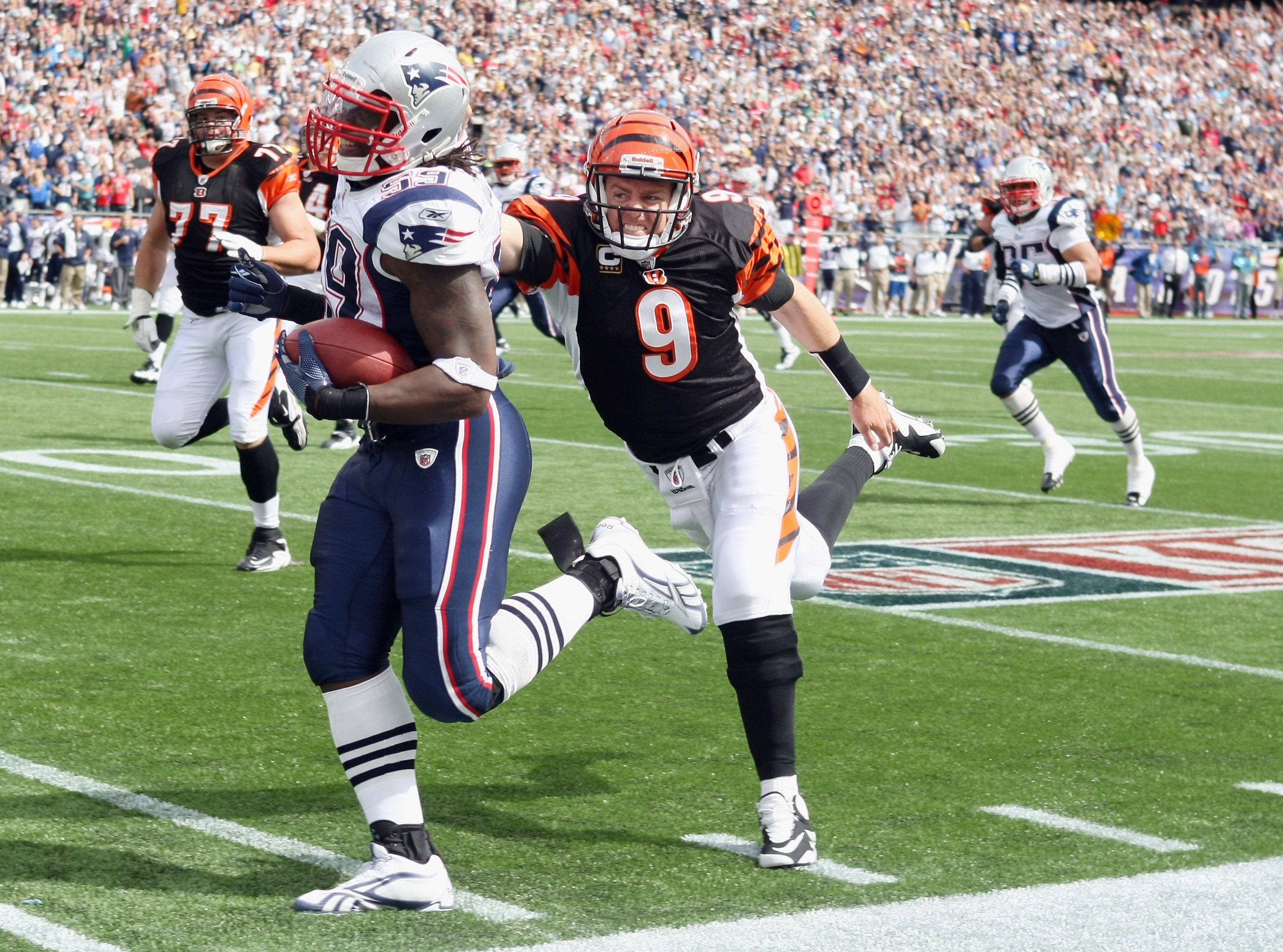 FOXBORO, MA - SEPTEMBER 12:  Gary Guyton #59 of the New England Patriots carries the ball in for a touchdown as Carson Palmer #9 of the Cincinnati Bengals tries to tackle during the NFL season opener on September 12, 2010 at Gillette Stadium in Foxboro, M