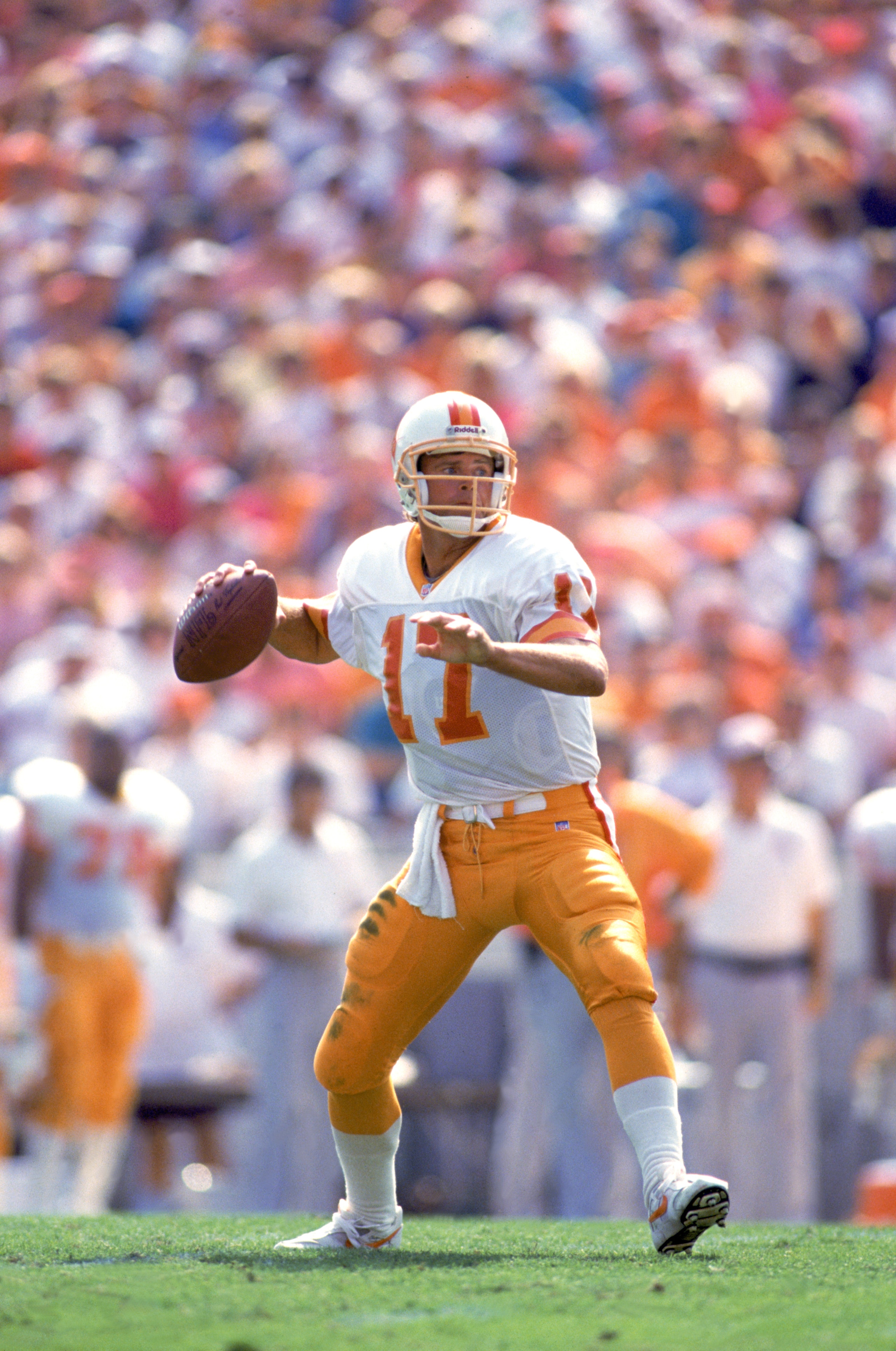 OCTOBER 25: Quarterback Steve Deberg #17 of the Tampa Bay Buccaneers fades back for a pass during an NFL game on October 25, 1992 against the Detroit Lions. (Photo by Scott Halleran/Getty Images) OCTOBER 25: Quarterback Steve Deberg #17 of the Tampa Bay Buccaneers fades back for a pass during an NFL game on October 25, 1992 against the Detroit Lions. (Photo by Scott Halleran/Getty Images)