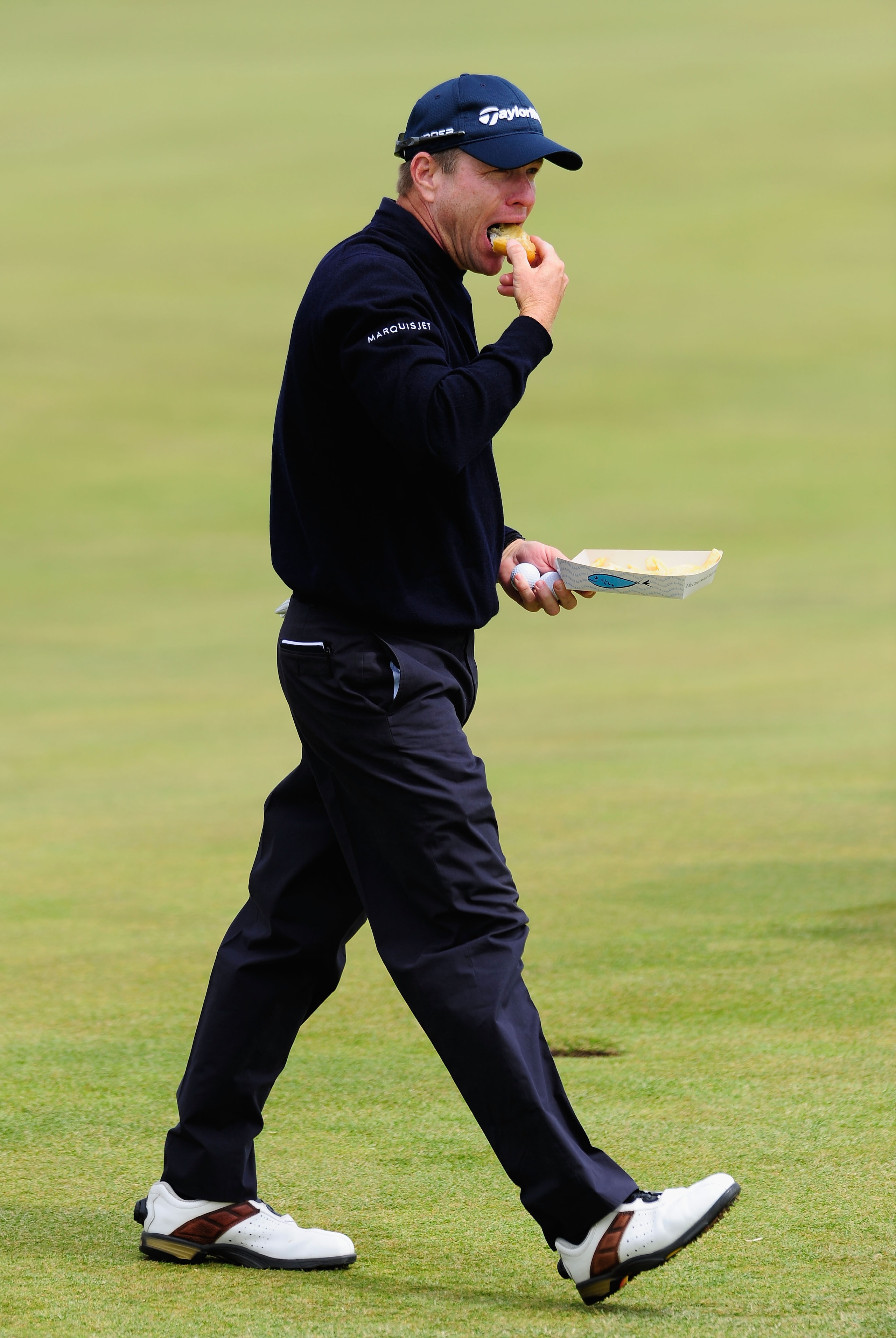 ST ANDREWS, SCOTLAND - JULY 12: Scott Verplank of the USA eating fish and chips on the course during practice for the 139th Open Championship on the Old Course, St Andrews on July 12, 2010 in St Andrews, Scotland.  (Photo by Stuart Franklin/Getty Images)