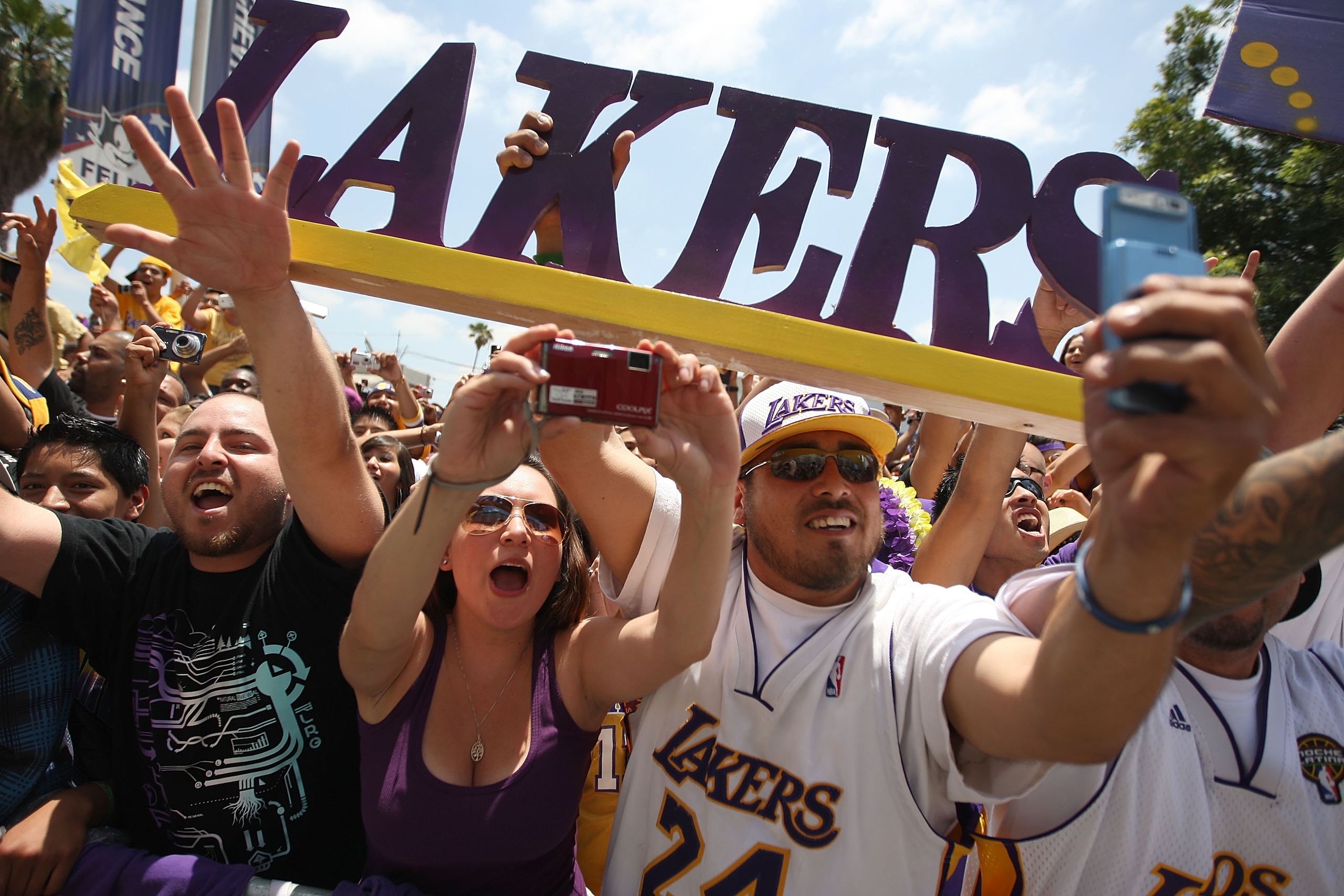 LOS ANGELES, CA - JUNE 21:  Fans cheer for the Los Angeles Lakers during their victory parade for the the NBA basketball champion team on June 21, 2010 in Los Angeles, California. The Lakers beat the Boston Celtics 87-79 in 7 games for the franchise's 16