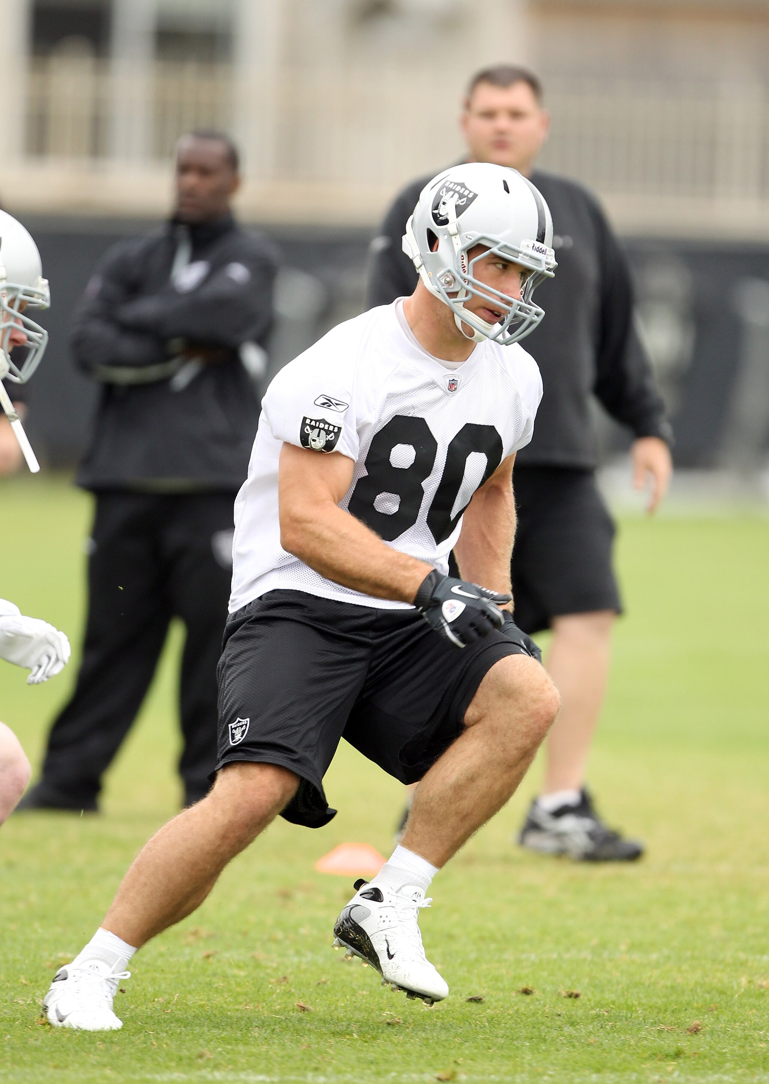 NAPA, CA - AUGUST 01: Zach Miller #80 of the Oakland Raiders works out during the Raiders training camp at their Napa Valley Training Complex on August 1, 2010 in Napa, California. (Photo by Ezra Shaw/Getty Images) NAPA, CA - AUGUST 01: Zach Miller #80 of the Oakland Raiders works out during the Raiders training camp at their Napa Valley Training Complex on August 1, 2010 in Napa, California. (Photo by Ezra Shaw/Getty Images)