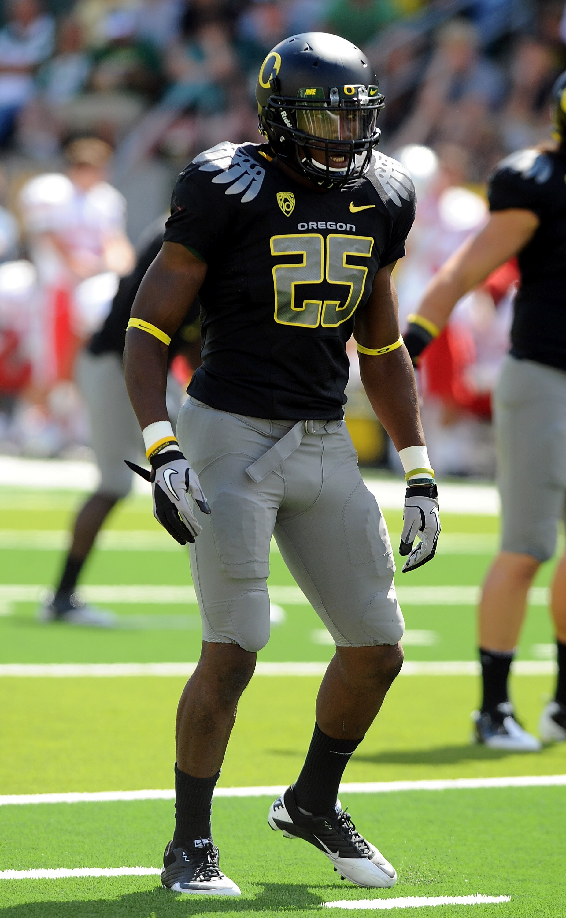 EUGENE, OR - SEPTEMBER 04:  Linebacker Boseko Lokombo #25 of the Oregon Ducks gets set at the line of scrimmage in the second quarter of the game against the New Mexico Lobos at Autzen Stadium on September 4, 2010 in Eugene, Oregon. Oregon won the game 72