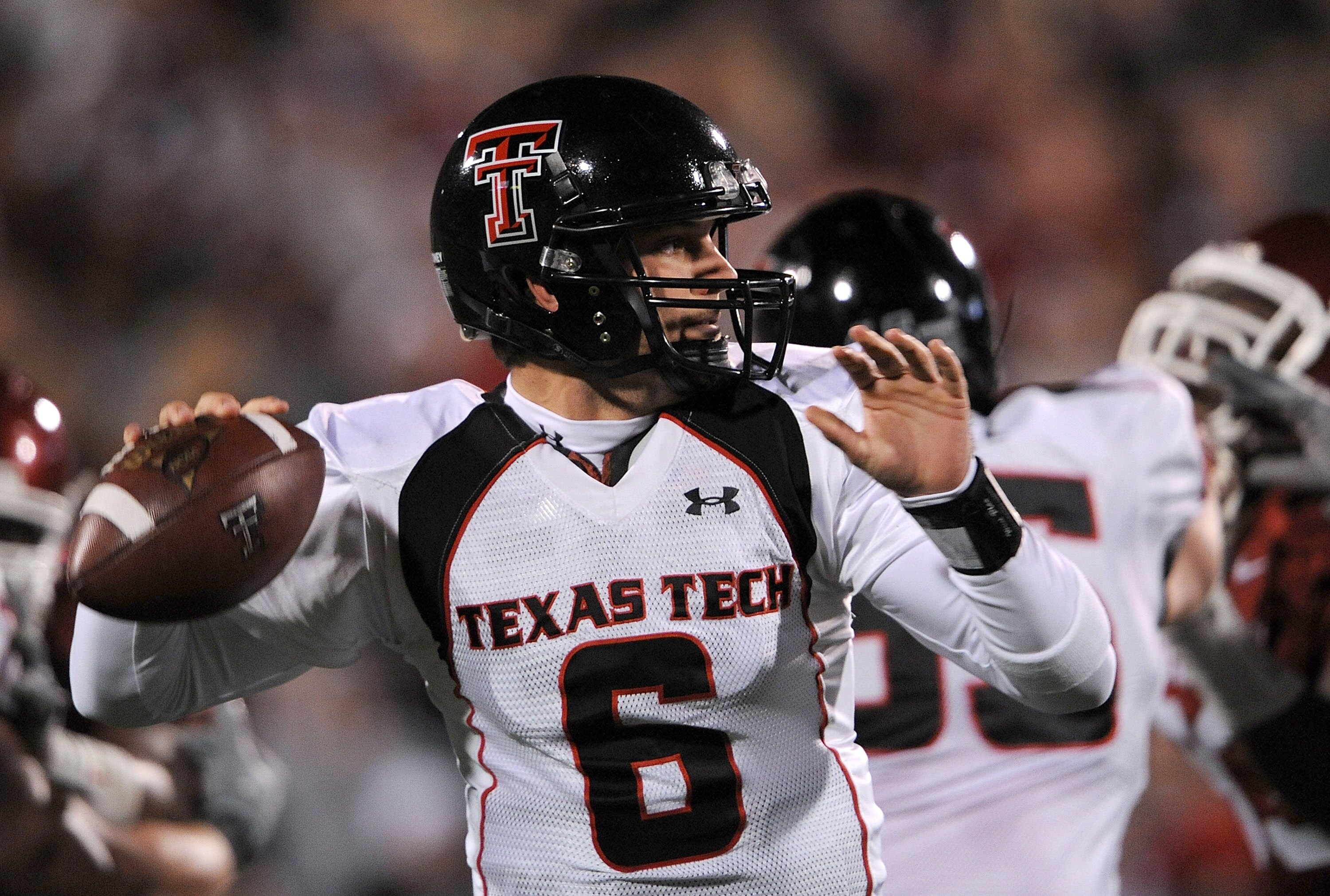 NORMAN, OK - NOVEMBER 22:  Quarterback Graham Harrell #6 of the Texas Tech Red Raiders drops back to pass against the Oklahoma Sooners in the first quarter at Memorial Stadium on November 22, 2008 in Norman, Oklahoma.  (Photo by Ronald Martinez/Getty Imag