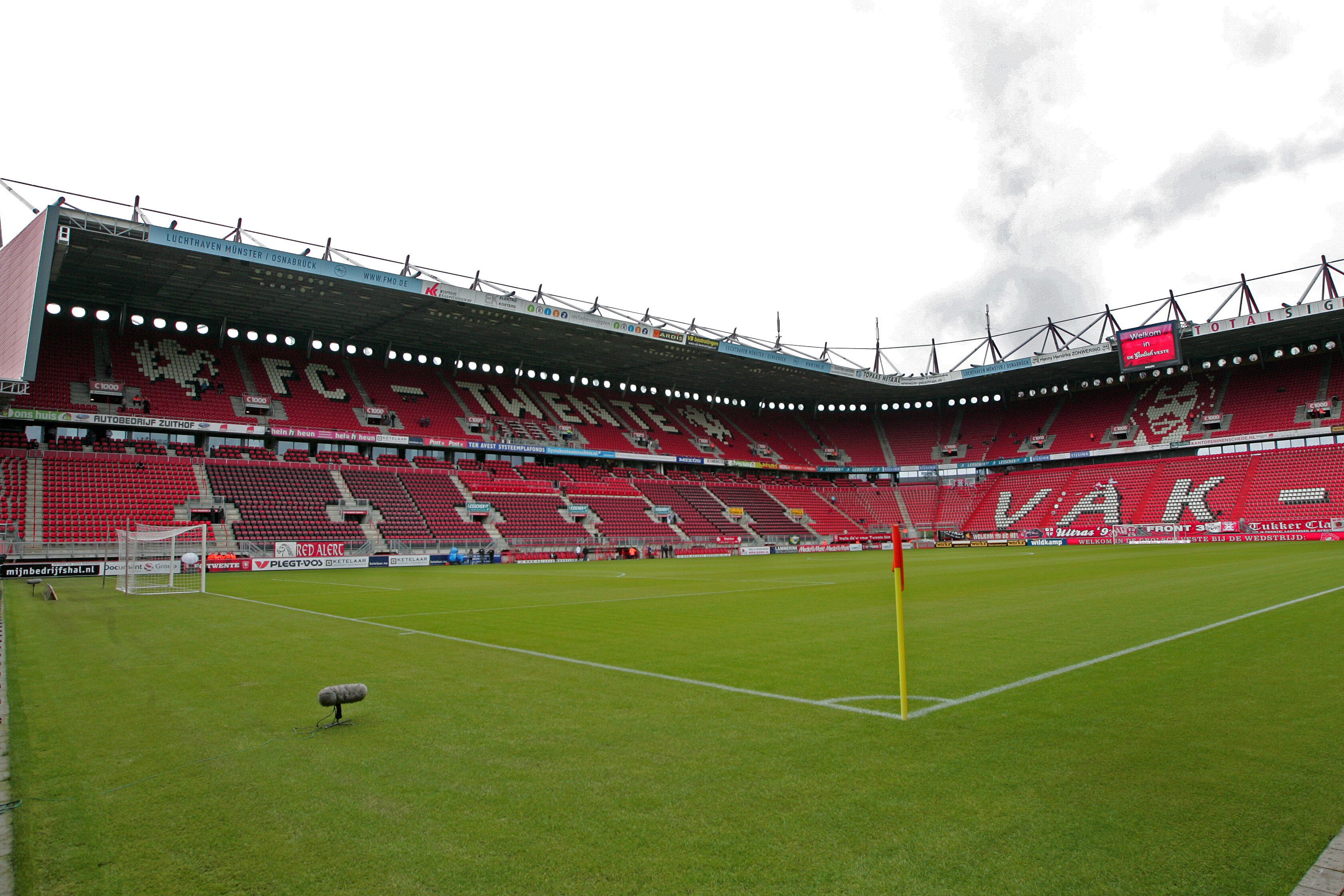 ENSCHEDE, NETHERLANDS - AUGUST 29:  A general view before the Eredivisie league match between FC Twente and FC Utrecht at the De Grolsch Veste Stadium on August 29, 2010 in Enschede, Netherlands.   (Photo by Anoek De Groot/EuroFootball/Getty Images)