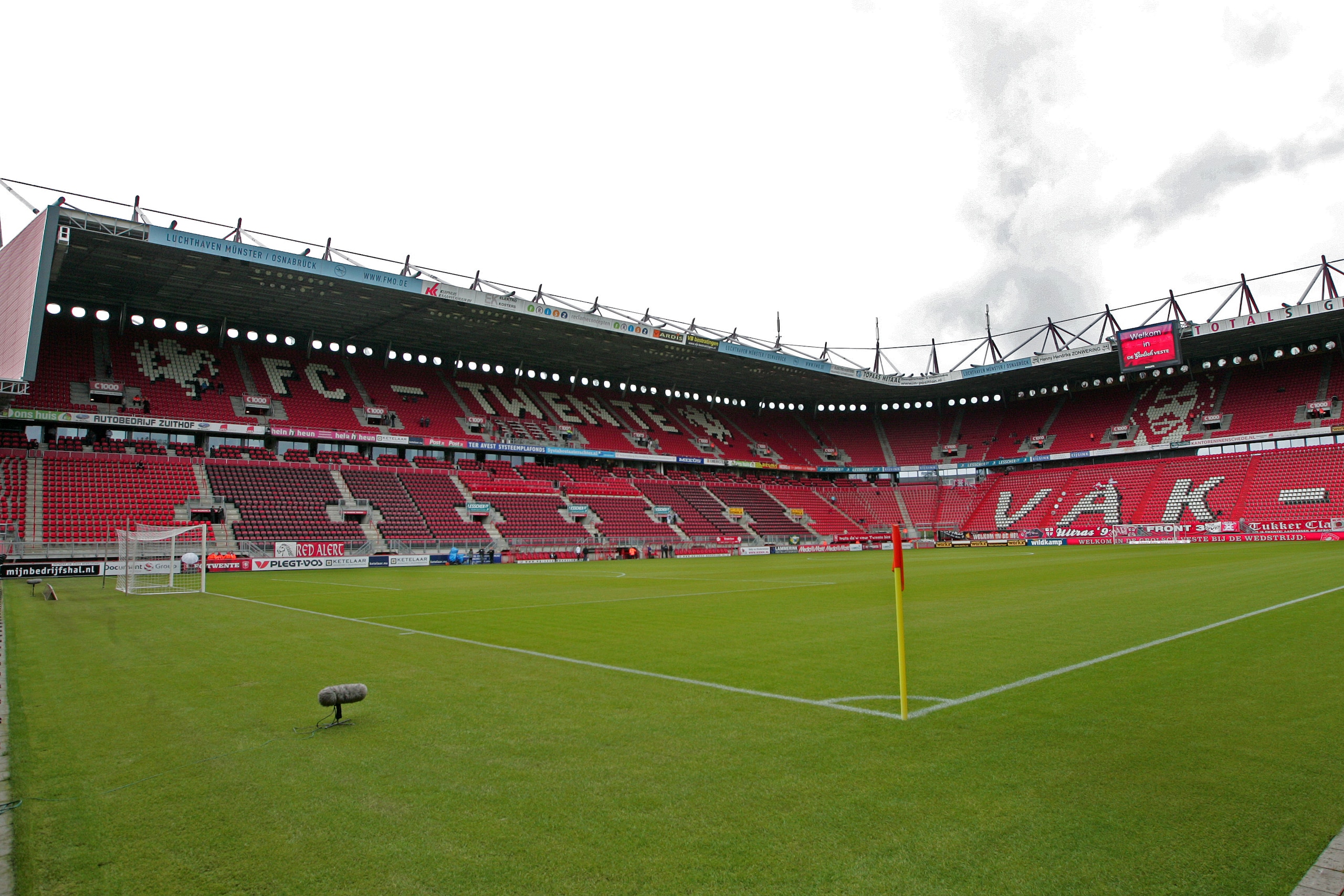 ENSCHEDE, NETHERLANDS - AUGUST 29:  A general view before the Eredivisie league match between FC Twente and FC Utrecht at the De Grolsch Veste Stadium on August 29, 2010 in Enschede, Netherlands.   (Photo by Anoek De Groot/EuroFootball/Getty Images)