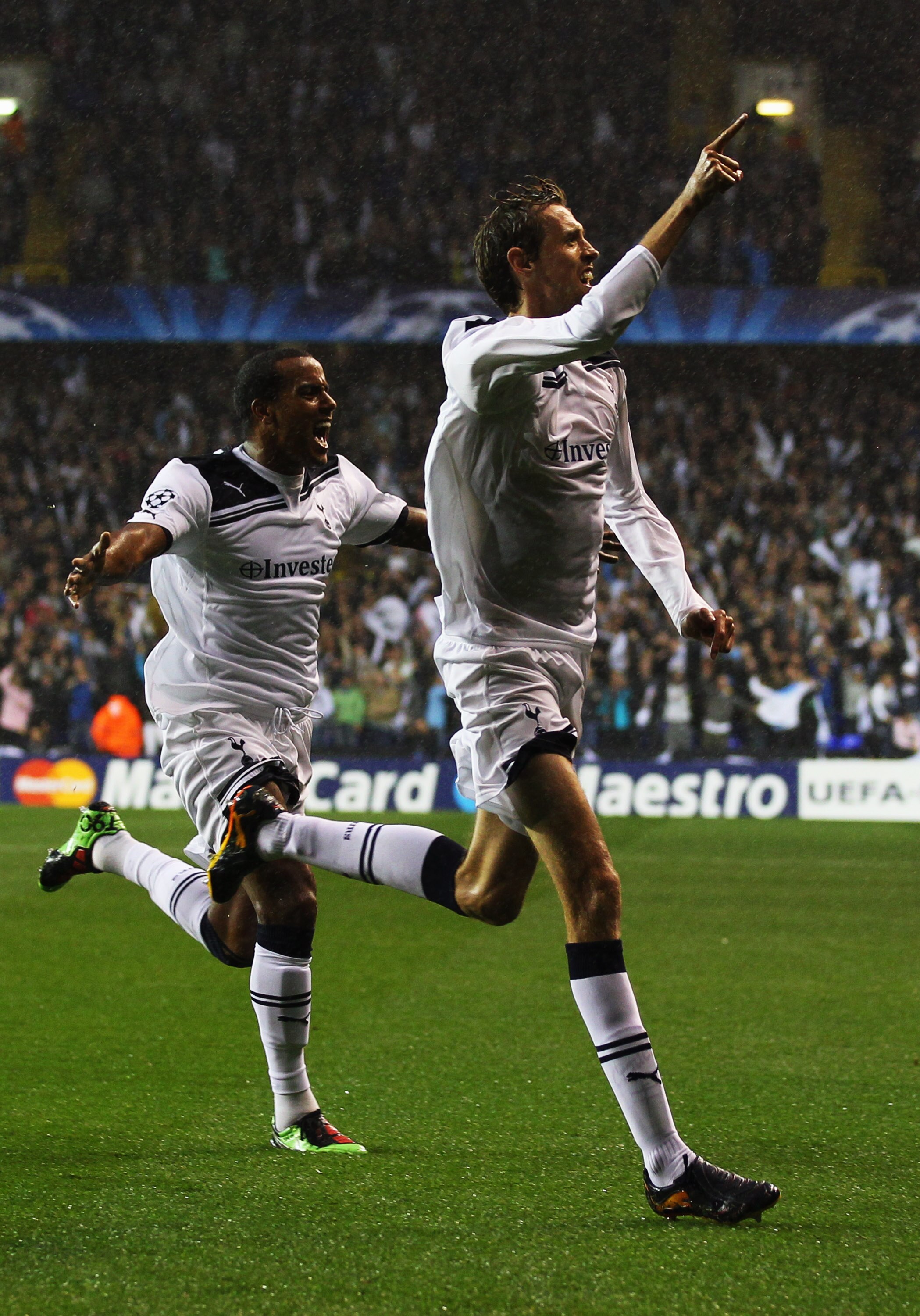 LONDON, ENGLAND - AUGUST 25:  Peter Crouch of Tottenham Hotspur celebrates with Tom Huddlestone (L) as he scores their first goal during the UEFA Champions League play-off second leg match between Tottenham Hotspur and BSC Young Boys at White Hart Lane on
