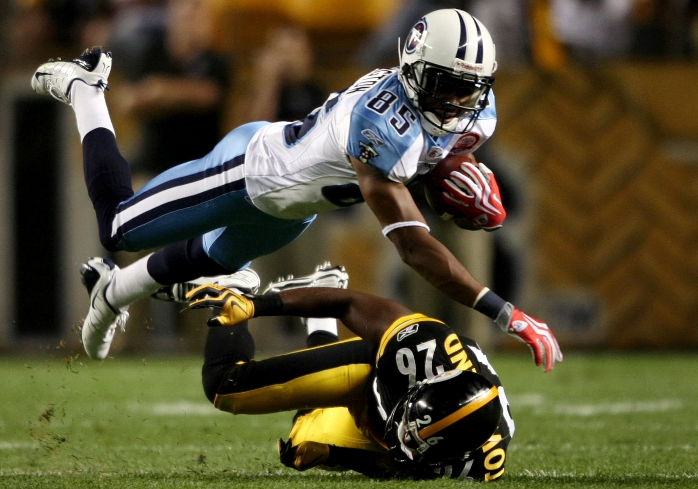PITTSBURGH - SEPTEMBER 10:  Wide receiver Nate Washington #85 of the Tennessee Titans catches a pass then tackled by Deshea Townsend #26 of the Pittsburgh Steelers during the second quarter of the NFL season opener at Heinz Field on September 10, 2009 in