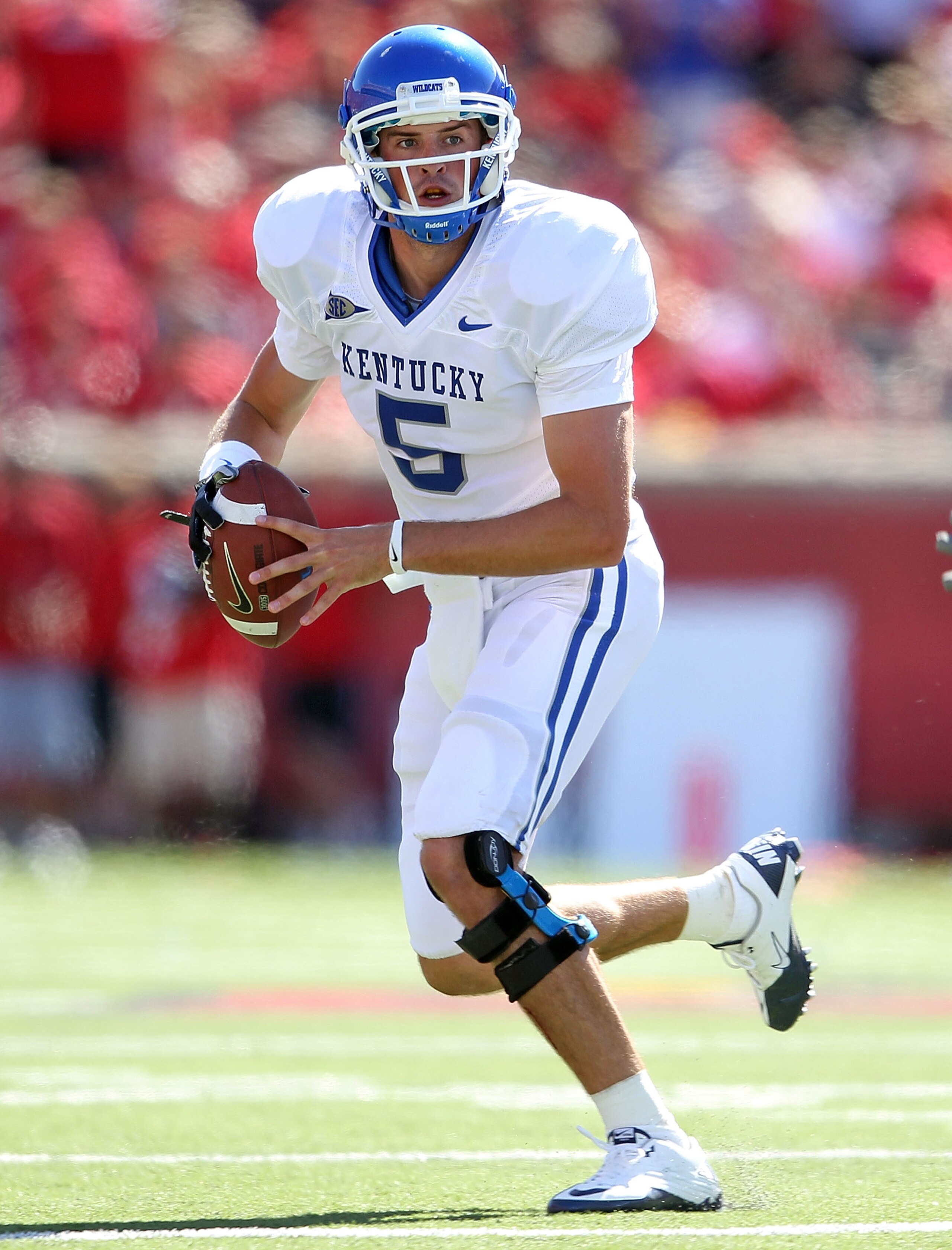 LOUISVILLE, KY - SEPTEMBER 04:  Mike Hartline #5 of the Kentucky Wildcats runs with the ball during the game against the Louisville Cardinals at Papa John's Cardinal Stadium on September 4, 2010 in Louisville, Kentucky.  (Photo by Andy Lyons/Getty Images)