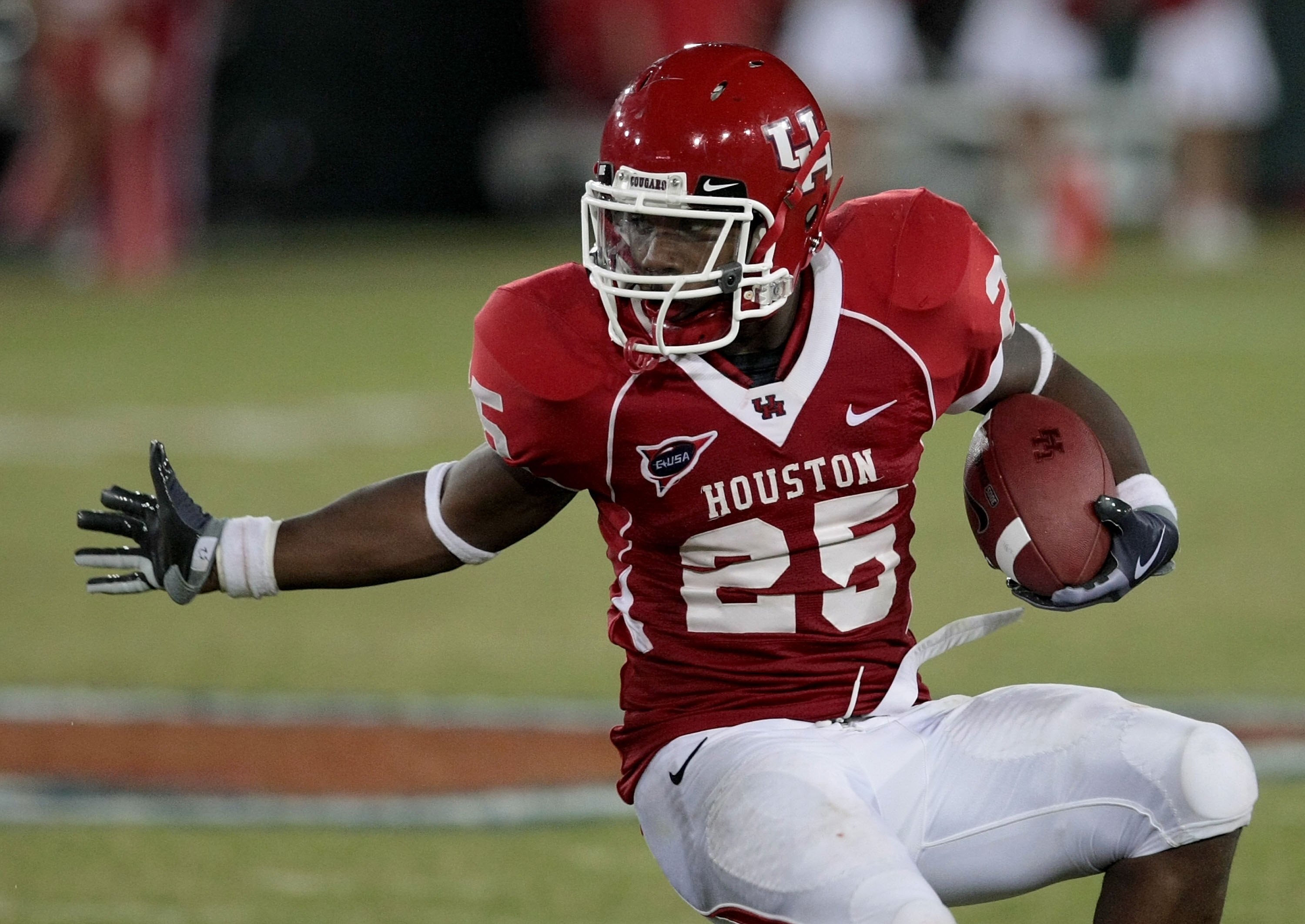 HOUSTON - SEPTEMBER 26: Running back Bryce Beall #25 of the Houston Cougars rushes against the Texas Tech Red Raiders at Robertson Stadium on September 26, 2009 in Houston, Texas.  (Photo by Thomas B. Shea/Getty Images)