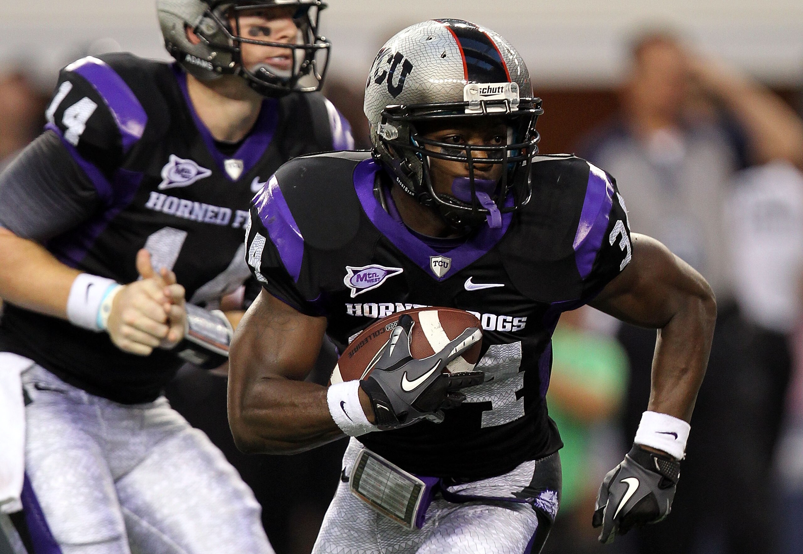 ARLINGTON, TX - SEPTEMBER 04:  Tailback Ed Wesley #34 of the TCU Horned Frogs runs the ball against the Oregon State Beavers at Cowboys Stadium on September 4, 2010 in Arlington, Texas.  (Photo by Ronald Martinez/Getty Images)