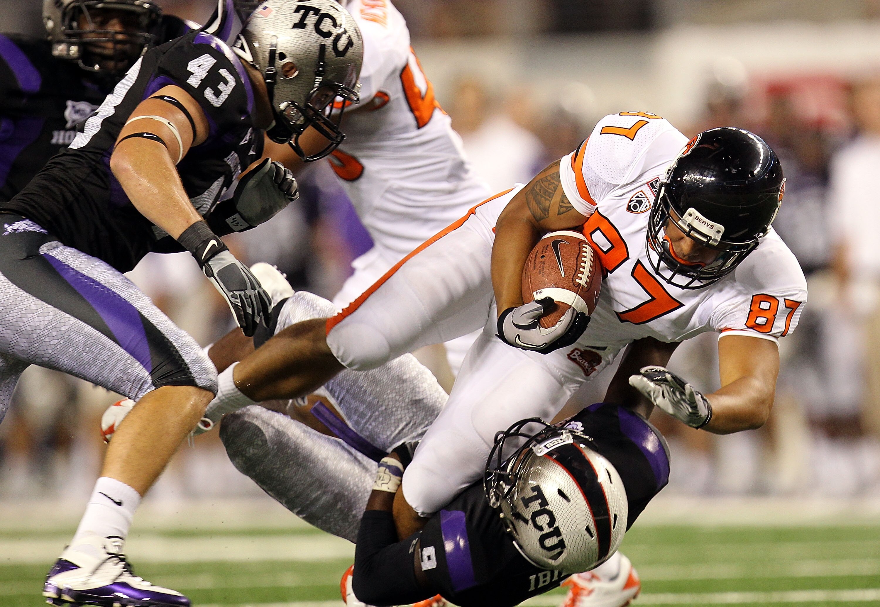 ARLINGTON, TX - SEPTEMBER 04:  Tight end Joe Halahuni #87 of the Oregon State Beavers runs the ball against Alex Ibiloye #9 of the TCU Horned Frogs at Cowboys Stadium on September 4, 2010 in Arlington, Texas.  (Photo by Ronald Martinez/Getty Images)