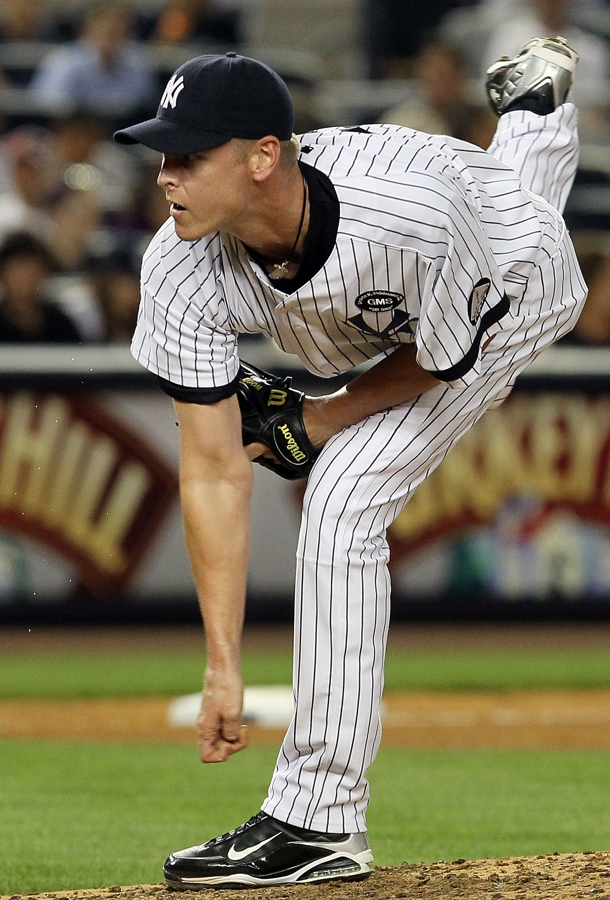 NEW YORK - AUGUST 03:  Kerry Wood #39 of the New York Yankees delivers a pitch against the Toronto Blue Jays on August 3, 2010 at Yankee Stadium in the Bronx borough of New York City.  (Photo by Jim McIsaac/Getty Images)