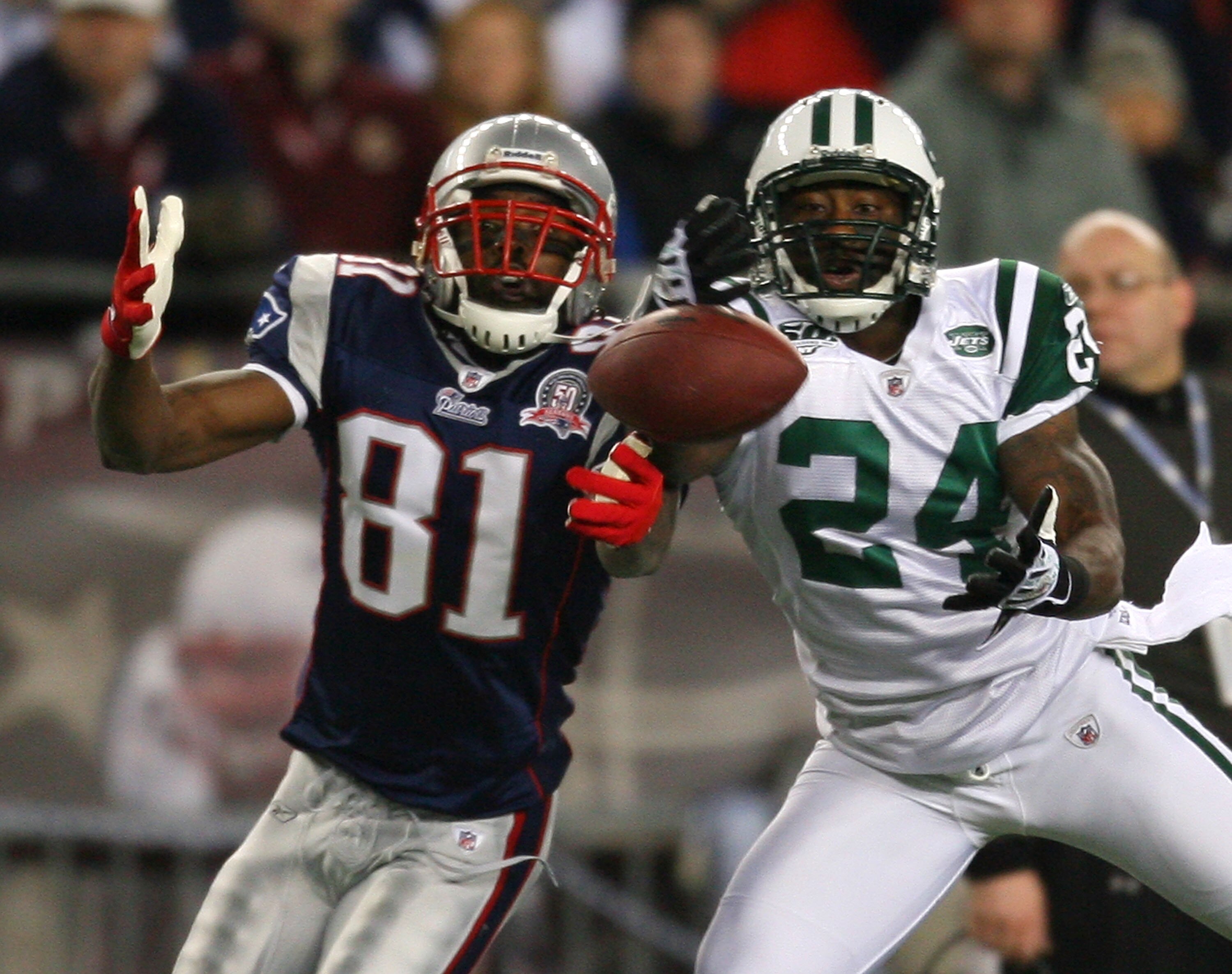 FOXBORO, MA - NOVEMBER 22:  Darrelle Revis #24 of the New York Jets defends against Randy Moss #81 of the New England Patriots at Gillette Stadium on November 22, 2009 in Foxboro, Massachusetts. (Photo by Jim Rogash/Getty Images)