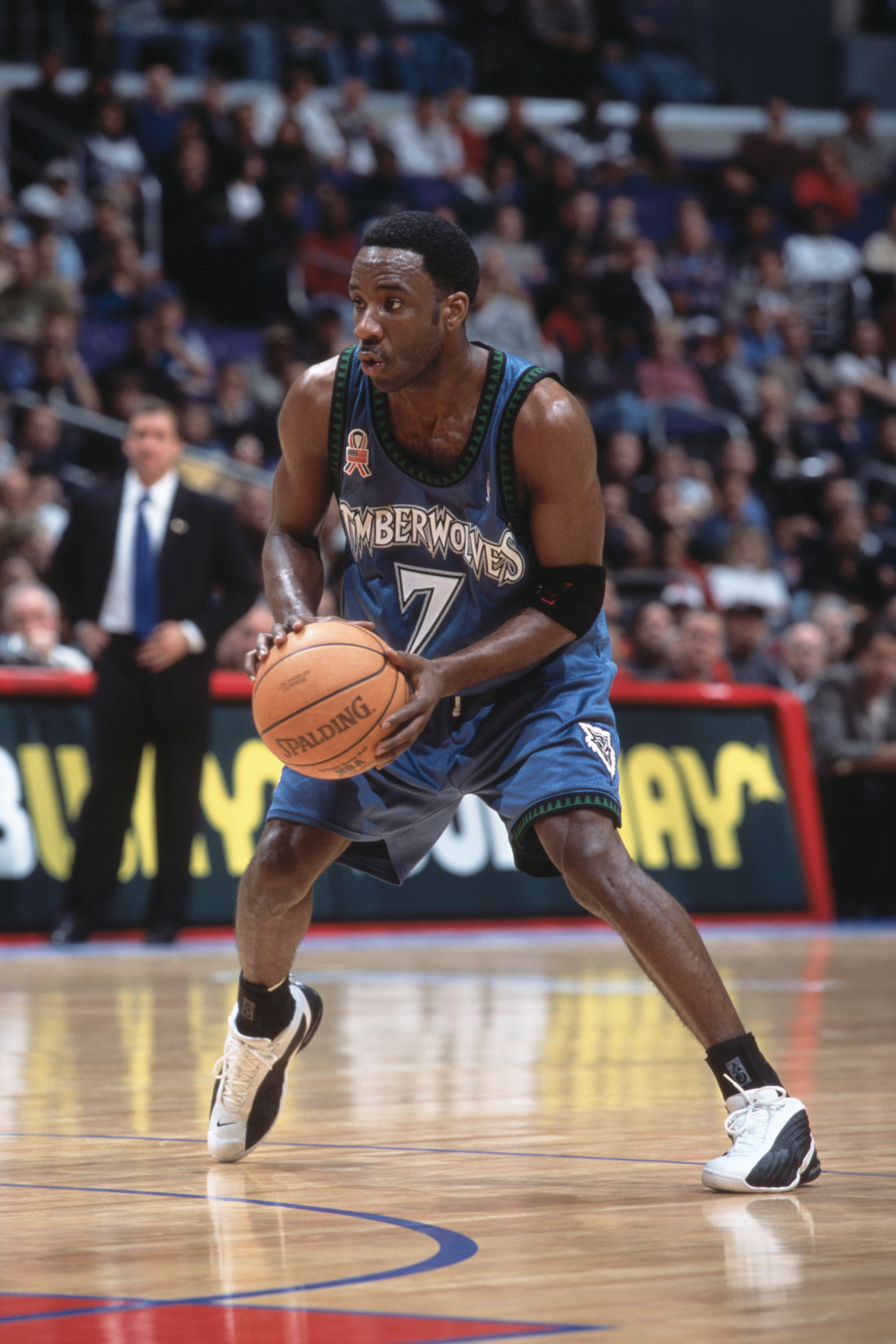 28 Nov 2001:  Point guard Terrell Brandon #7 of the Minnesota Timberowlves holds the ball during the NBA game against the Los Angeles Clippers at the Staples Center in Los Angeles, California.  The Clippers crushed the Timberwolves 94-75.Mandatory Credit: