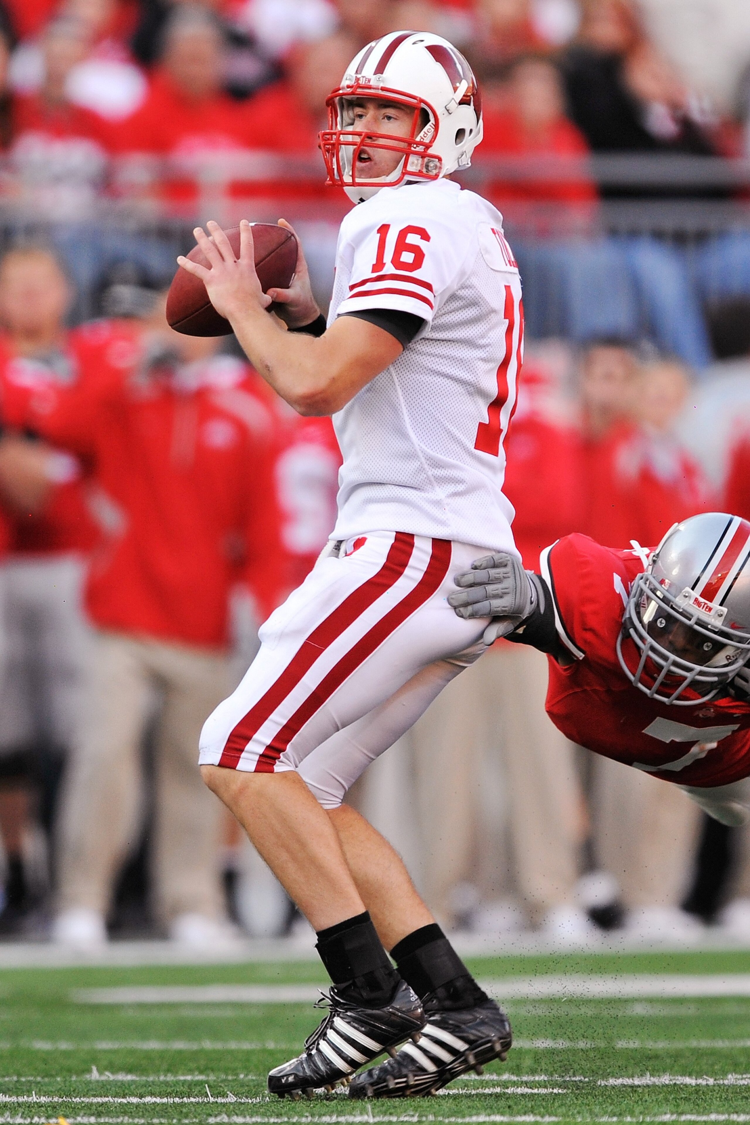 COLUMBUS, OH - OCTOBER 10:  Quarterback Scott Tolzien #16 of the Wisconsin Badgers passes against the Ohio State Buckeyes at Ohio Stadium on October 10, 2009 in Columbus, Ohio.  (Photo by Jamie Sabau/Getty Images)