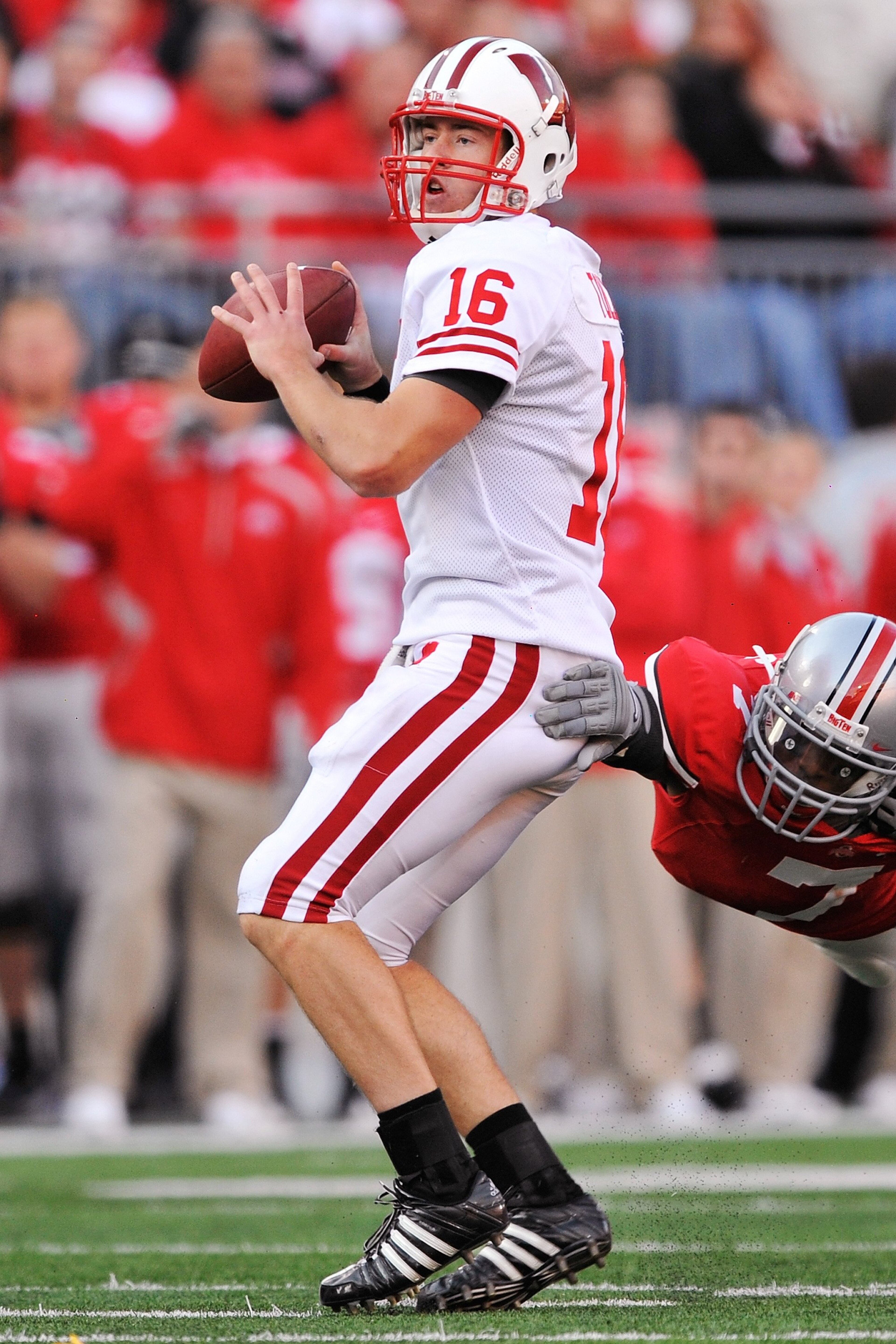 COLUMBUS, OH - OCTOBER 10:  Quarterback Scott Tolzien #16 of the Wisconsin Badgers passes against the Ohio State Buckeyes at Ohio Stadium on October 10, 2009 in Columbus, Ohio.  (Photo by Jamie Sabau/Getty Images)