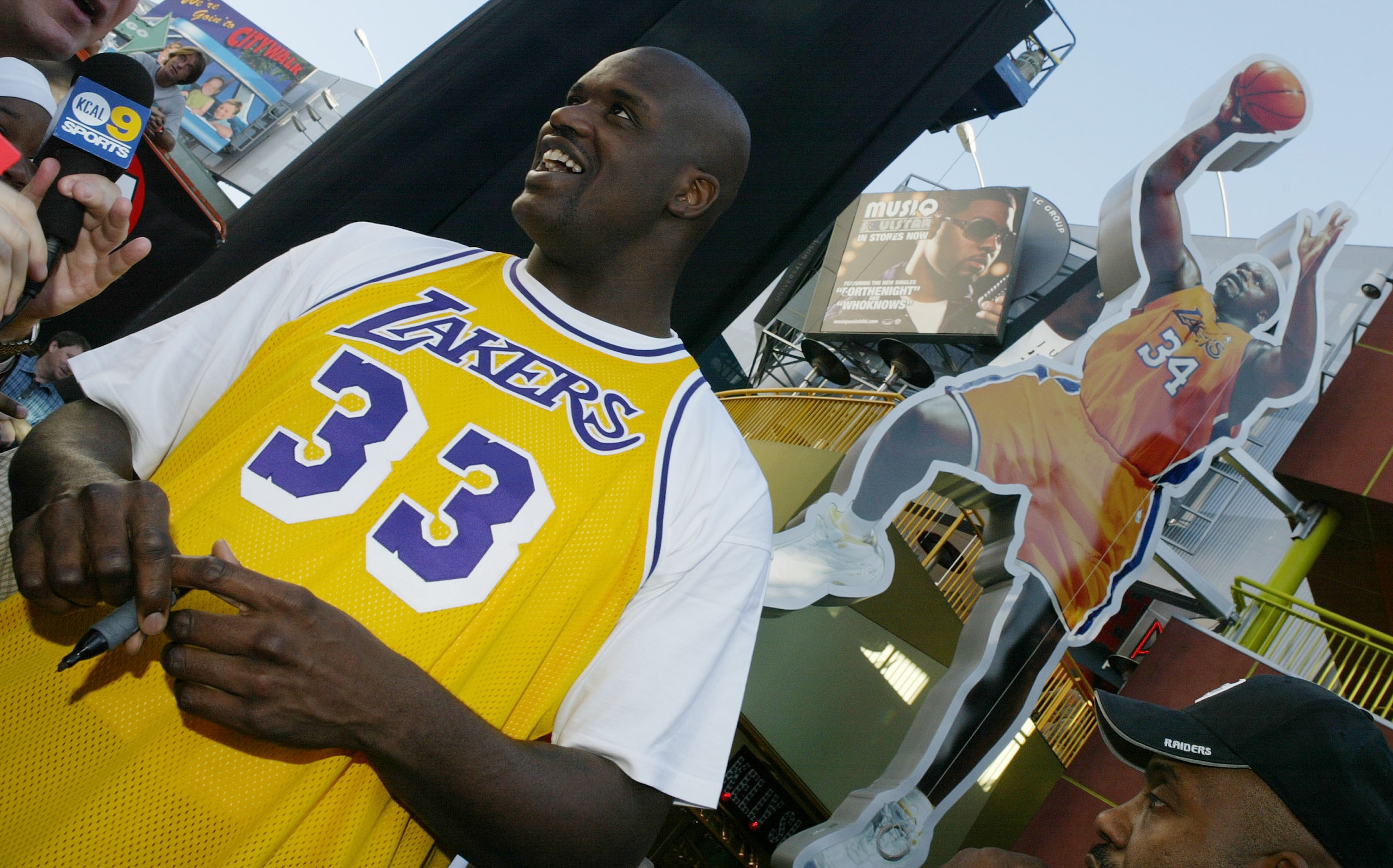 LOS ANGELES - MARCH 6:  Los Angeles Lakers Shaquille O'Neal on his 32nd birthday opens the Team LA Superstore on Universal Studios Citywalk March 6, 2004 in Los Angeles, in California.  (Photo by Mark Mainz/Getty Images)