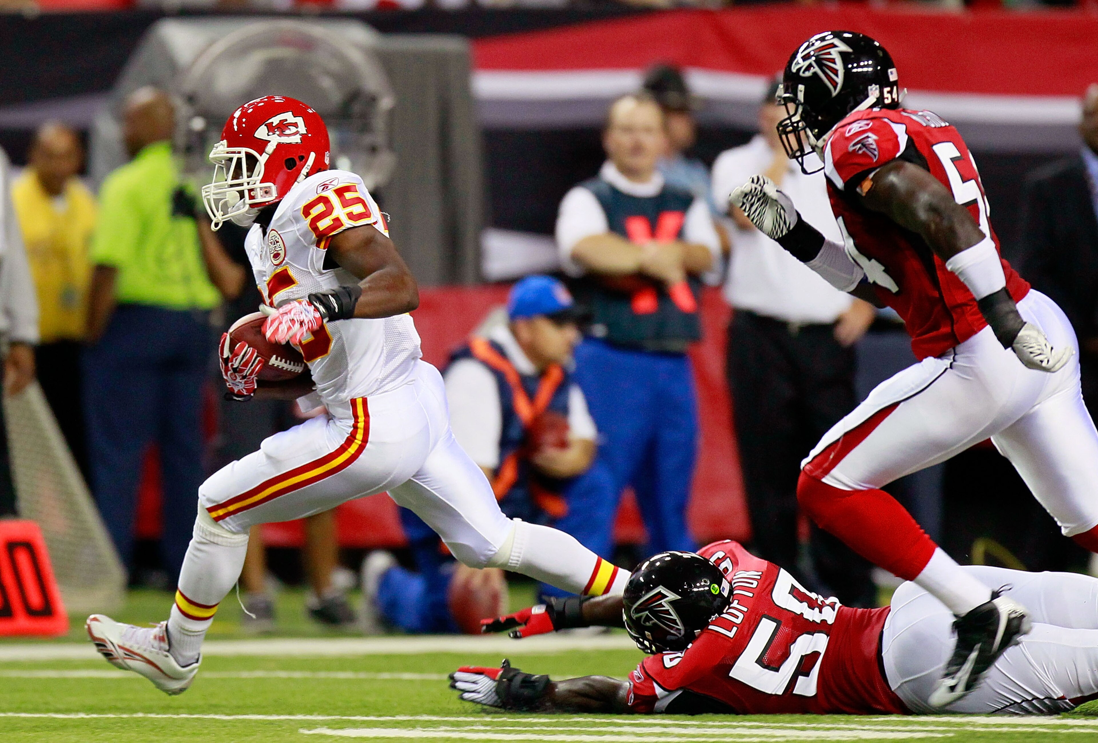 ATLANTA - AUGUST 13:  Jamaal Charles #25 of the Kansas City Chiefs rushes away from Curtis Lofton #50 and Stephen Nicholas #54 of the Atlanta Falcons at Georgia Dome on August 13, 2010 in Atlanta, Georgia.  (Photo by Kevin C. Cox/Getty Images)