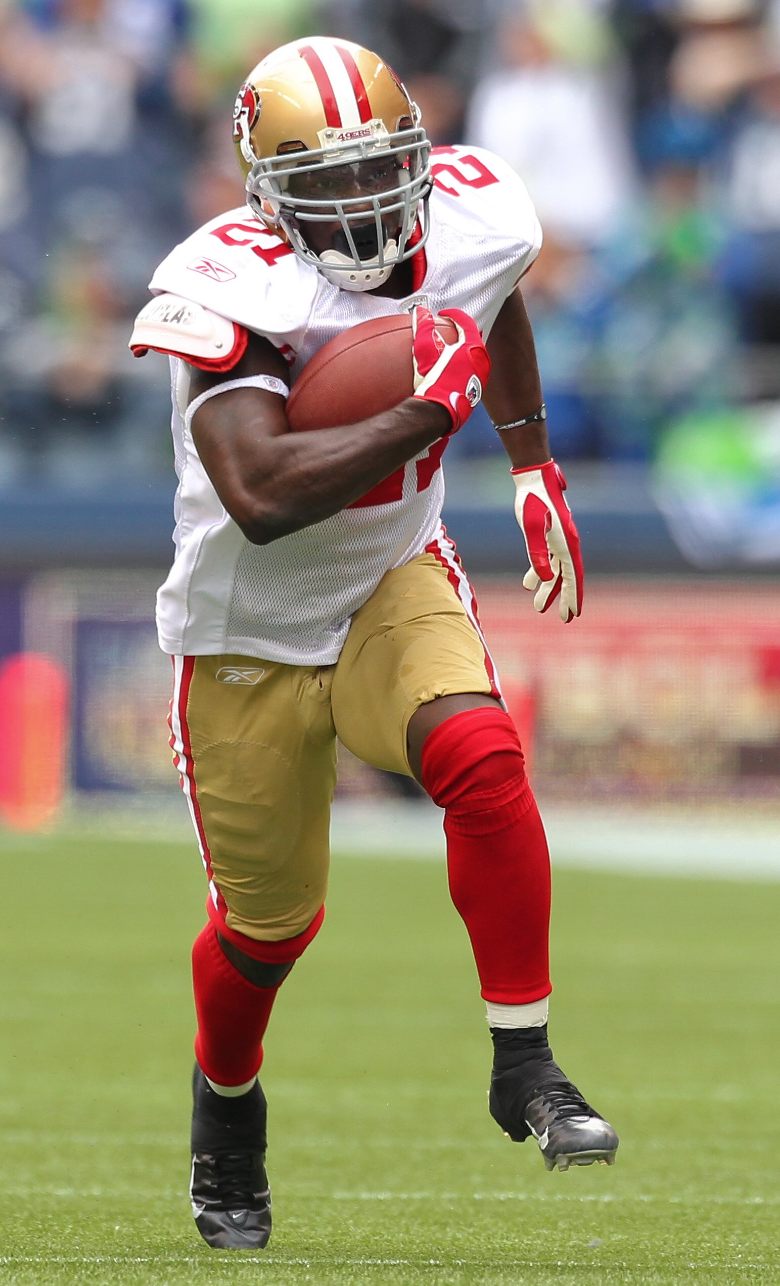 SEATTLE - SEPTEMBER 12:  Running back Frank Gore #21 of the San Francisco 49ers rushes during the NFL season opener against the Seattle Seahawks at Qwest Field on September 12, 2010 in Seattle, Washington. (Photo by Otto Greule Jr/Getty Images)