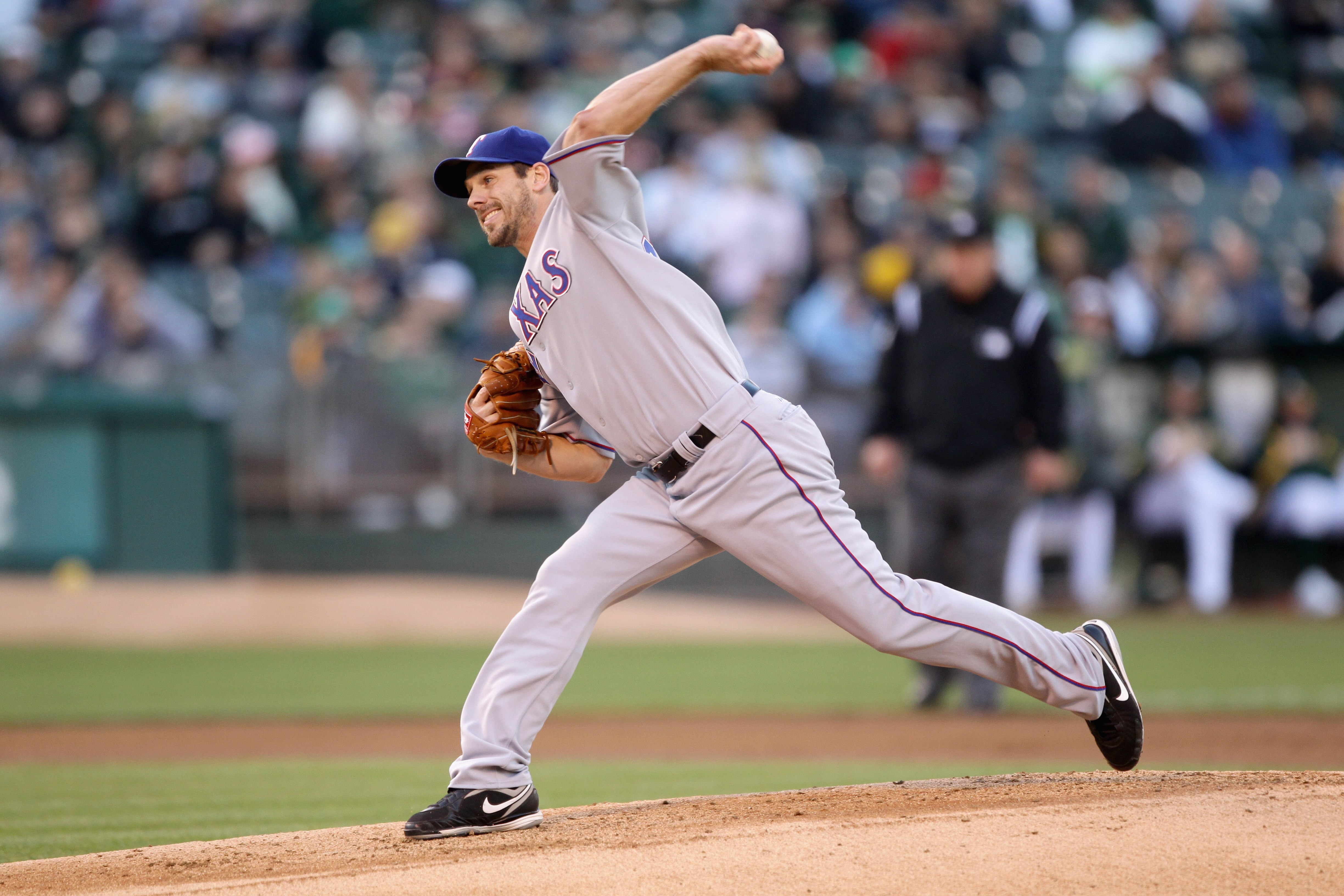 OAKLAND, CA - AUGUST 06:  Cliff Lee #33 of the Texas Rangers pitches against the Oakland Athletics at the Oakland-Alameda County Coliseum on August 6, 2010 in Oakland, California.  (Photo by Ezra Shaw/Getty Images)