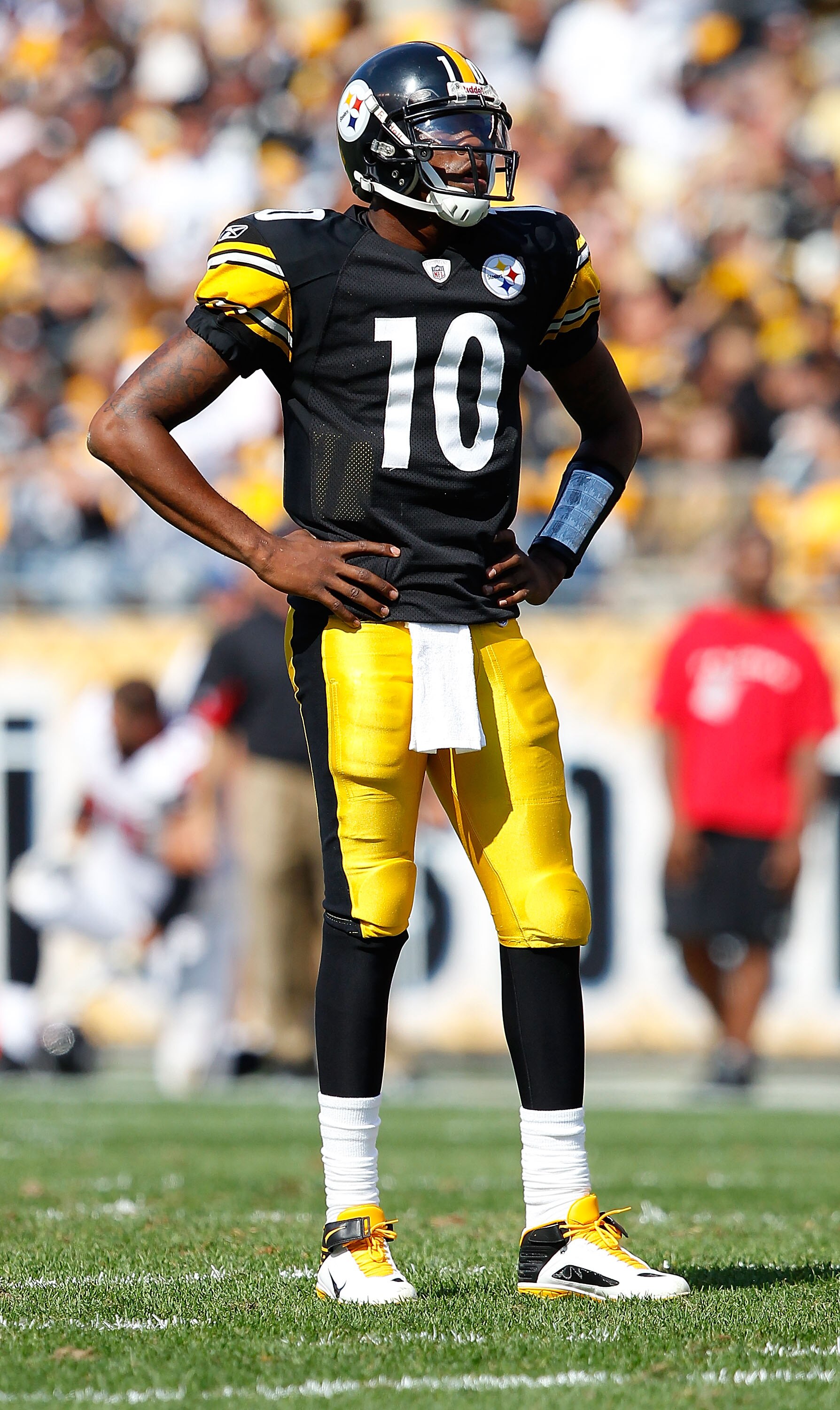 PITTSBURGH - SEPTEMBER 12:  Dennis Dixon #10 of the Pittsburgh Steelers watches the scoreboard during the NFL season opener game against the Atlanta Falcons on September 12, 2010 at Heinz Field in Pittsburgh, Pennsylvania.  (Photo by Jared Wickerham/Getty