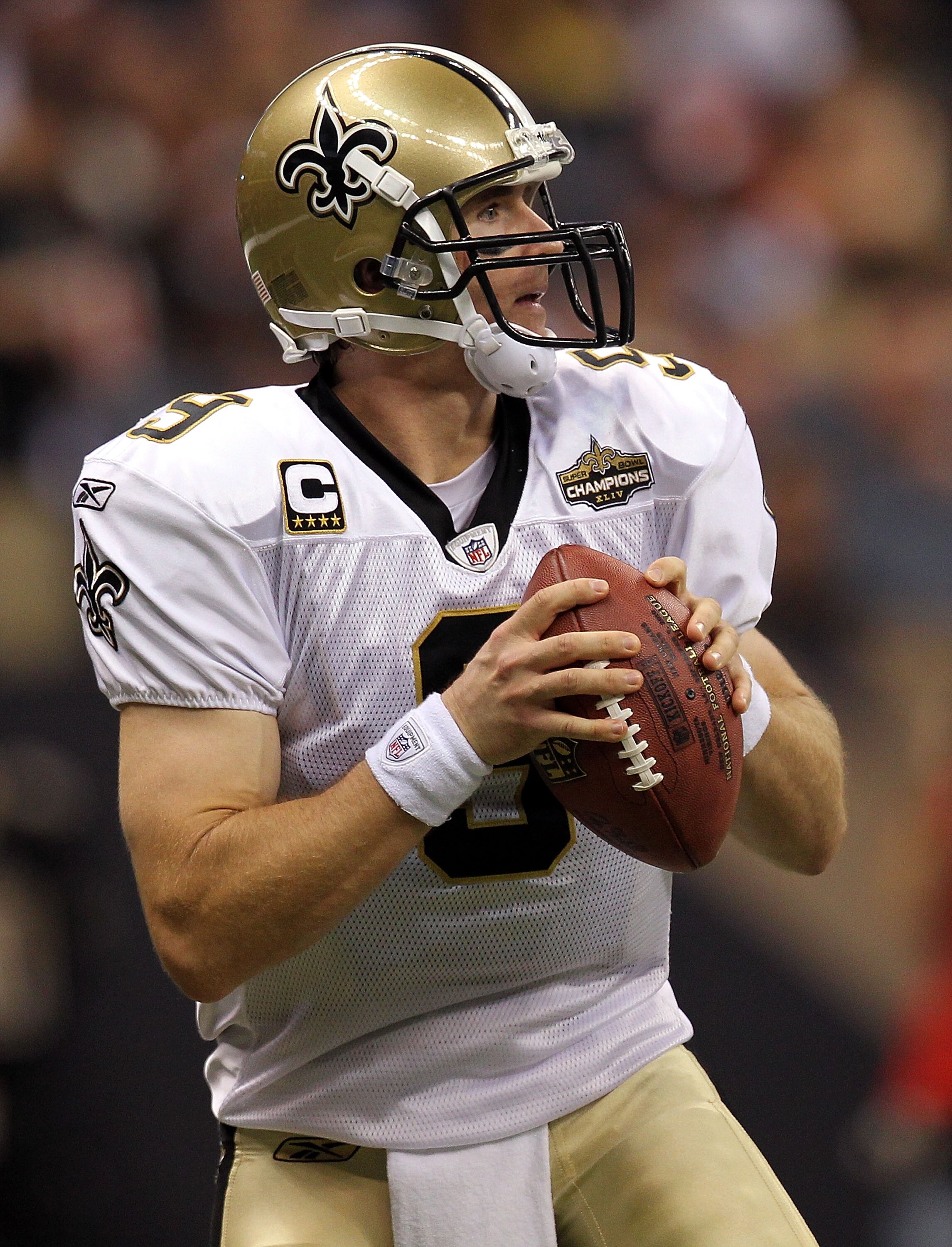 NEW ORLEANS - SEPTEMBER 09:  Quarterback Drew Brees #9 of the New Orleans Saints at Louisiana Superdome on September 9, 2010 in New Orleans, Louisiana.  (Photo by Ronald Martinez/Getty Images)