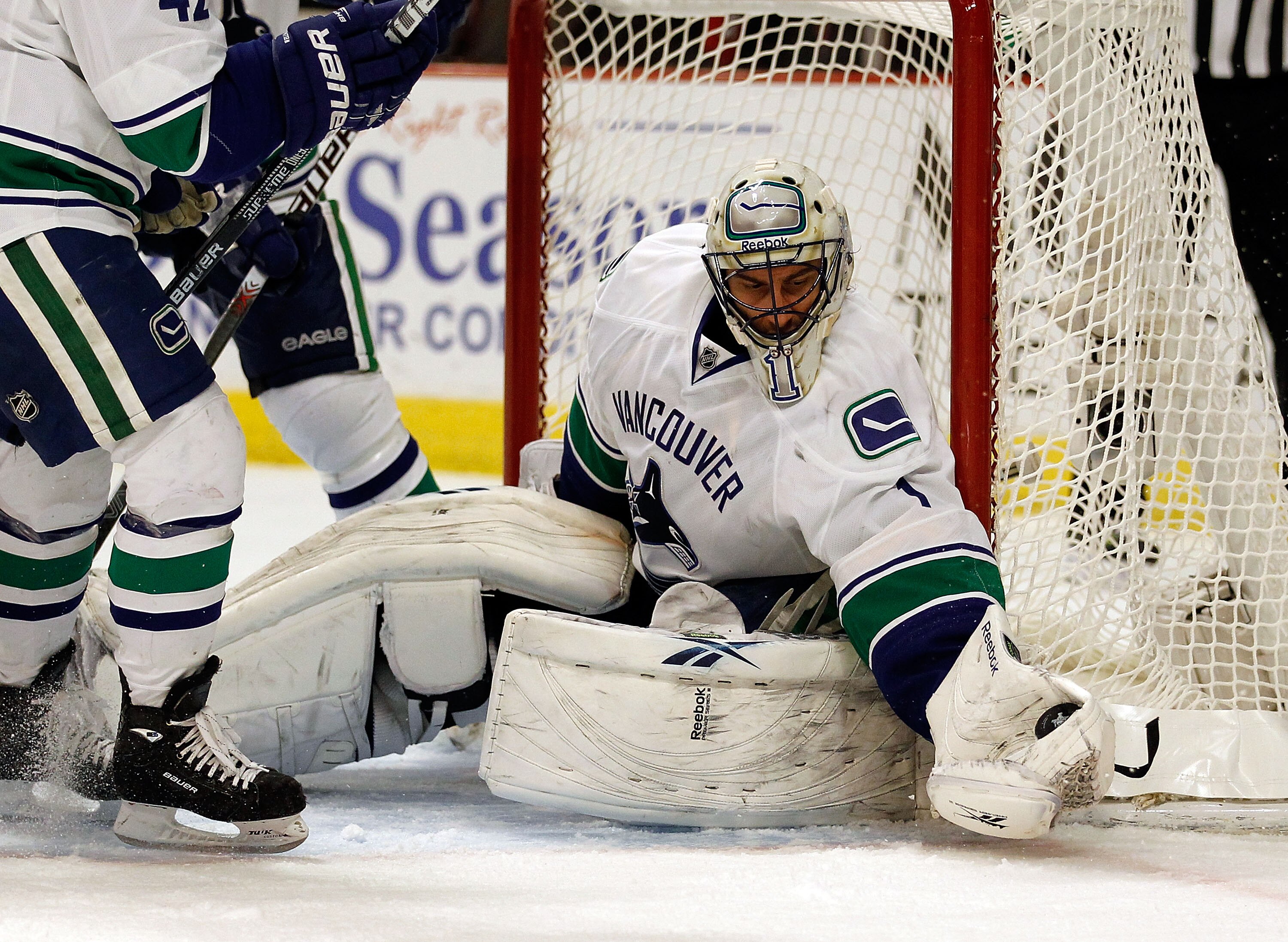 CHICAGO - MAY 09: Roberto Luongo #1 of the Vancouver Canucks makes a glove save against the Chicago Blackhawks in Game Five of the Western Conference Semifinals during the 2010 NHL Stanley Cup Playoffs at United Center on May 9, 2010 in Chicago, Illinois.