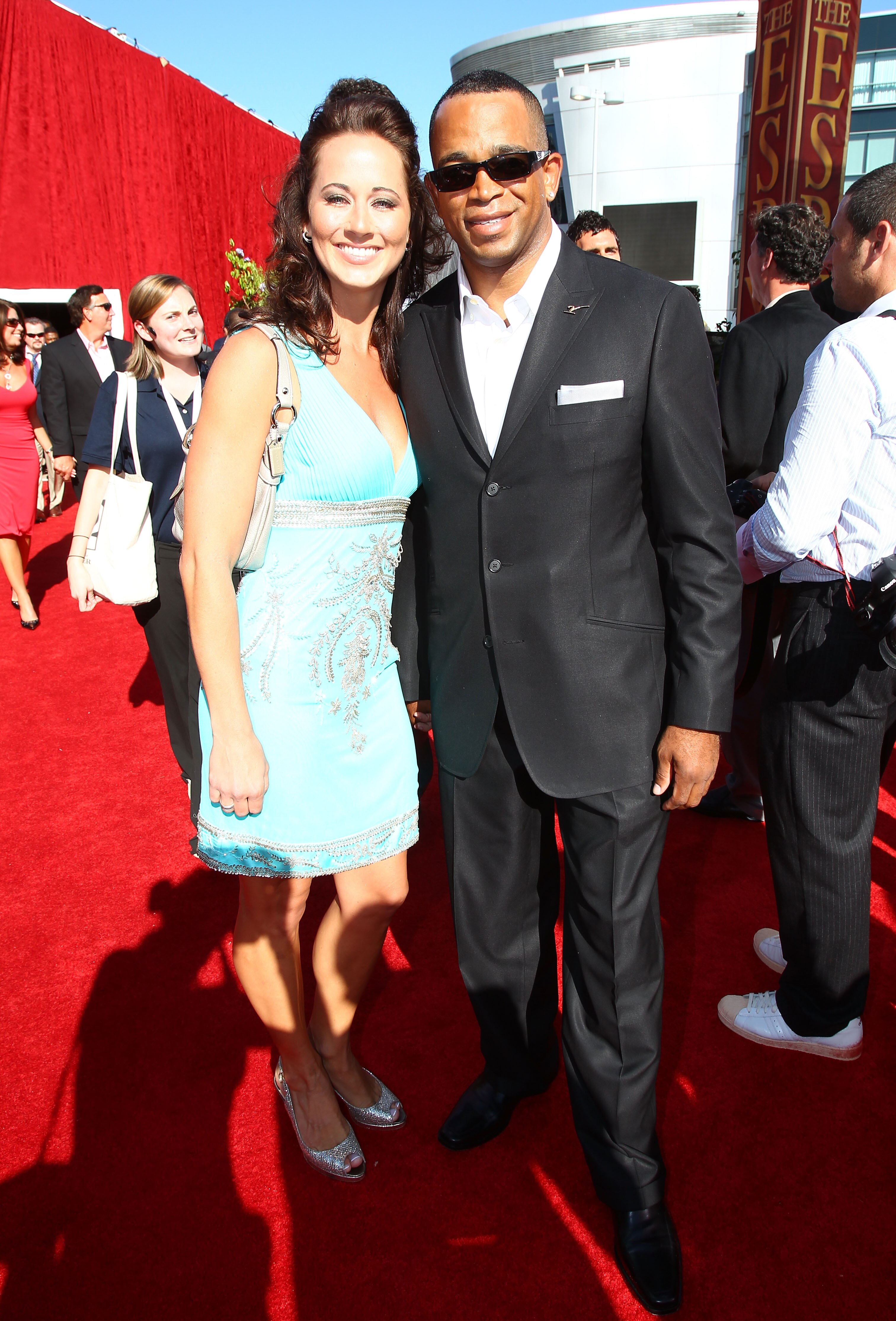LOS ANGELES, CA - JULY 14:  ESPN talent Stuart Scott and guest arrive at the 2010 ESPY Awards at Nokia Theatre L.A. Live on July 14, 2010 in Los Angeles, California.  (Photo by Alexandra Wyman/Getty Images for ESPY)