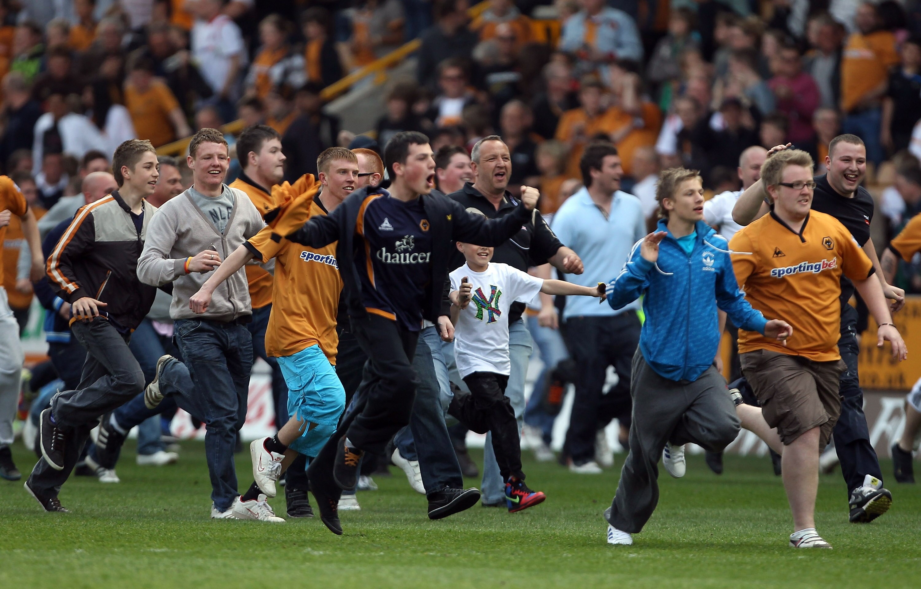 WOLVERHAMPTON, ENGLAND - APRIL 24:  Fans storm the pitch after the Barclays Premier League match between Wolverhampton Wanderers and Blackburn Rovers at Molineux on April 24, 2010 in Wolverhampton, England.  (Photo by Ian Walton/Getty Images)