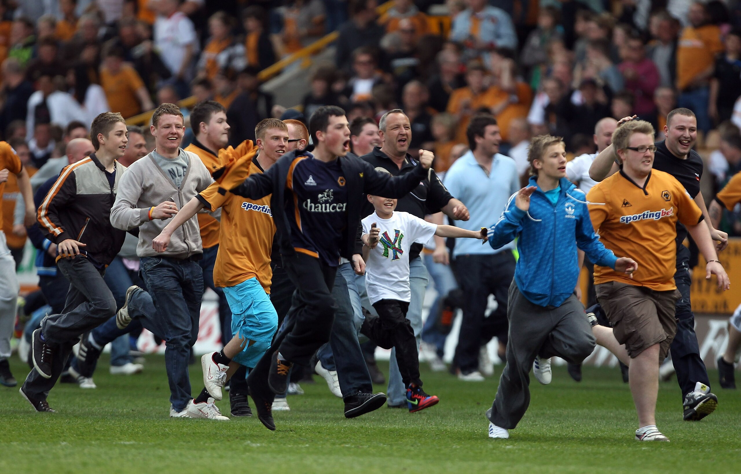 WOLVERHAMPTON, ENGLAND - APRIL 24:  Fans storm the pitch after the Barclays Premier League match between Wolverhampton Wanderers and Blackburn Rovers at Molineux on April 24, 2010 in Wolverhampton, England.  (Photo by Ian Walton/Getty Images)