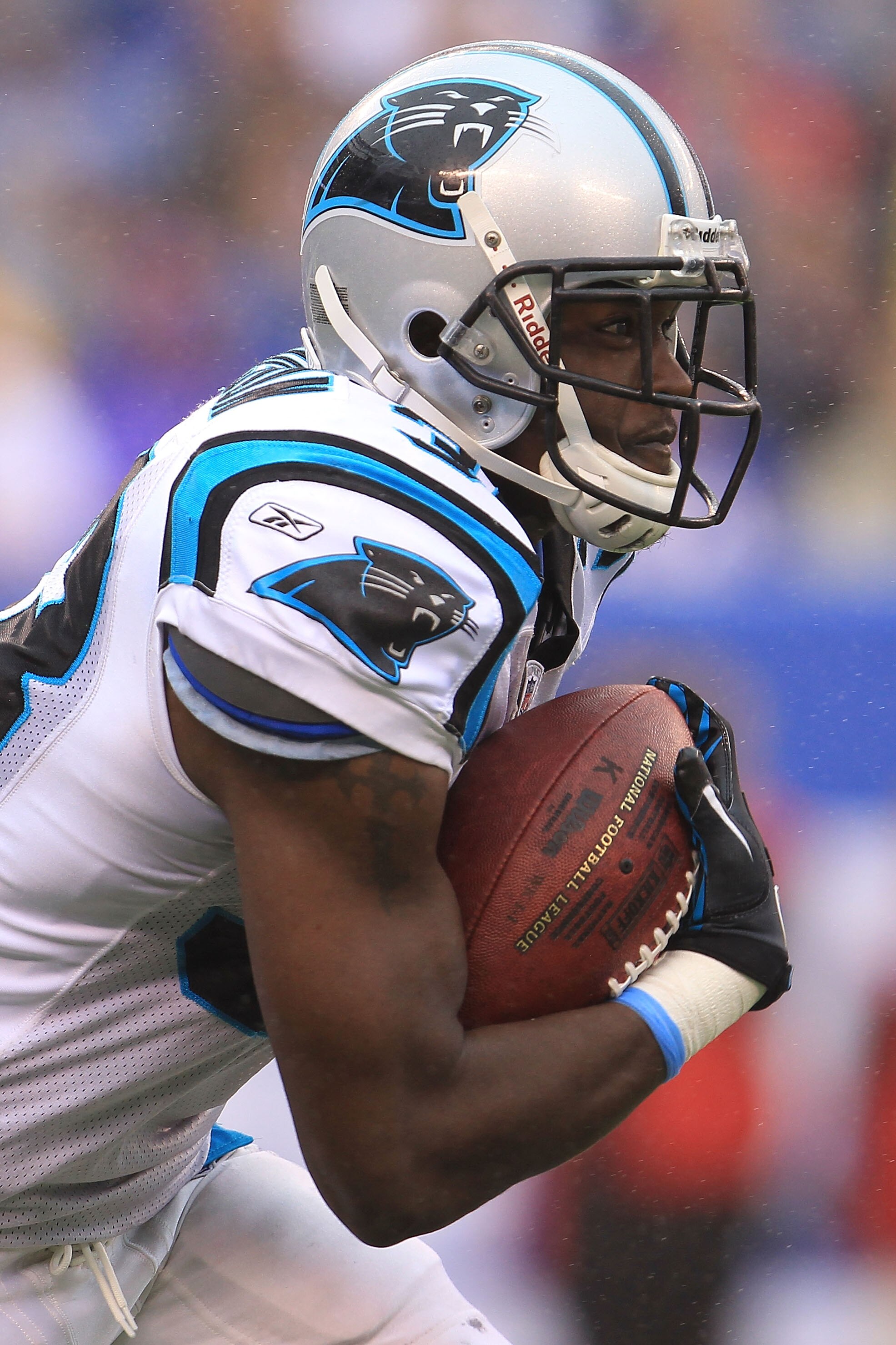 EAST RUTHERFORD, NJ - SEPTEMBER 12: Mike Goodson #33 of the Carolina Panthers runs the ball back against the New York Giants during the NFL season opener at New Meadowlands Stadium on September 12, 2010 in East Rutherford, New Jersey.  (Photo by Chris McG