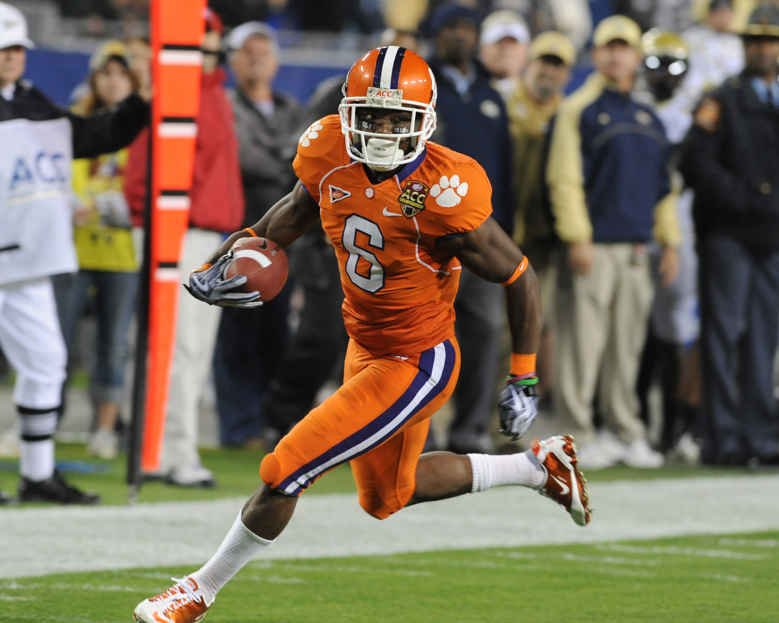 TAMPA, FL - DECEMBER 5: Wide receiver Jacoby Ford #6 of the Clemson Tigers rushes upfield with a first-quarter pass against the Georgia Tech Yellow Jackets in the 2009 ACC Football Championship Game December 5, 2009 at Raymond James Stadium in Tampa, Flor