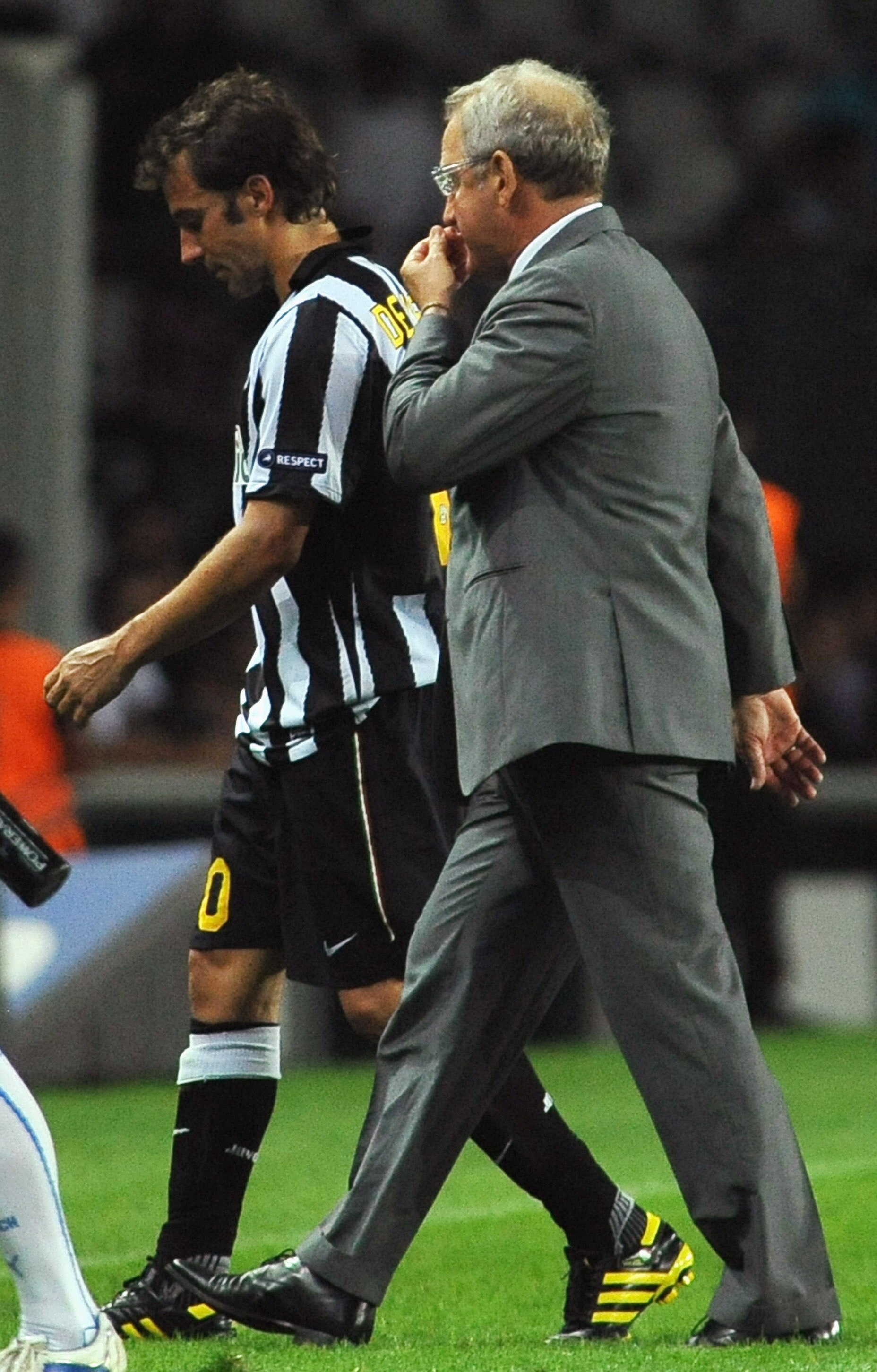 TURIN, ITALY - SEPTEMBER 16:  Juventus FC head coach Luigi Del Neri speaks with Alessandro Del Piero after the Uefa Europa League group A match Juventus FC and KKS Lech Poznan at Olimpico Stadium on September 16, 2010 in Turin, Italy.  (Photo by Valerio P