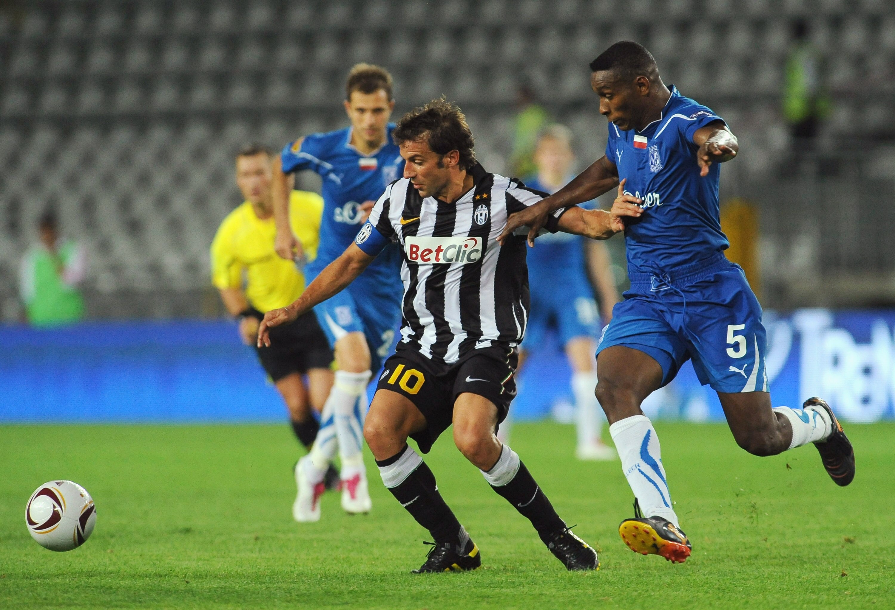 TURIN, ITALY - SEPTEMBER 16:  Alessandro Del Piero of Juventus FC takes on Manuel Arboleda of KKS Lech Poznan during the Uefa Europa League group A match Juventus FC and KKS Lech Poznan at Olimpico Stadium on September 16, 2010 in Turin, Italy.  (Photo by