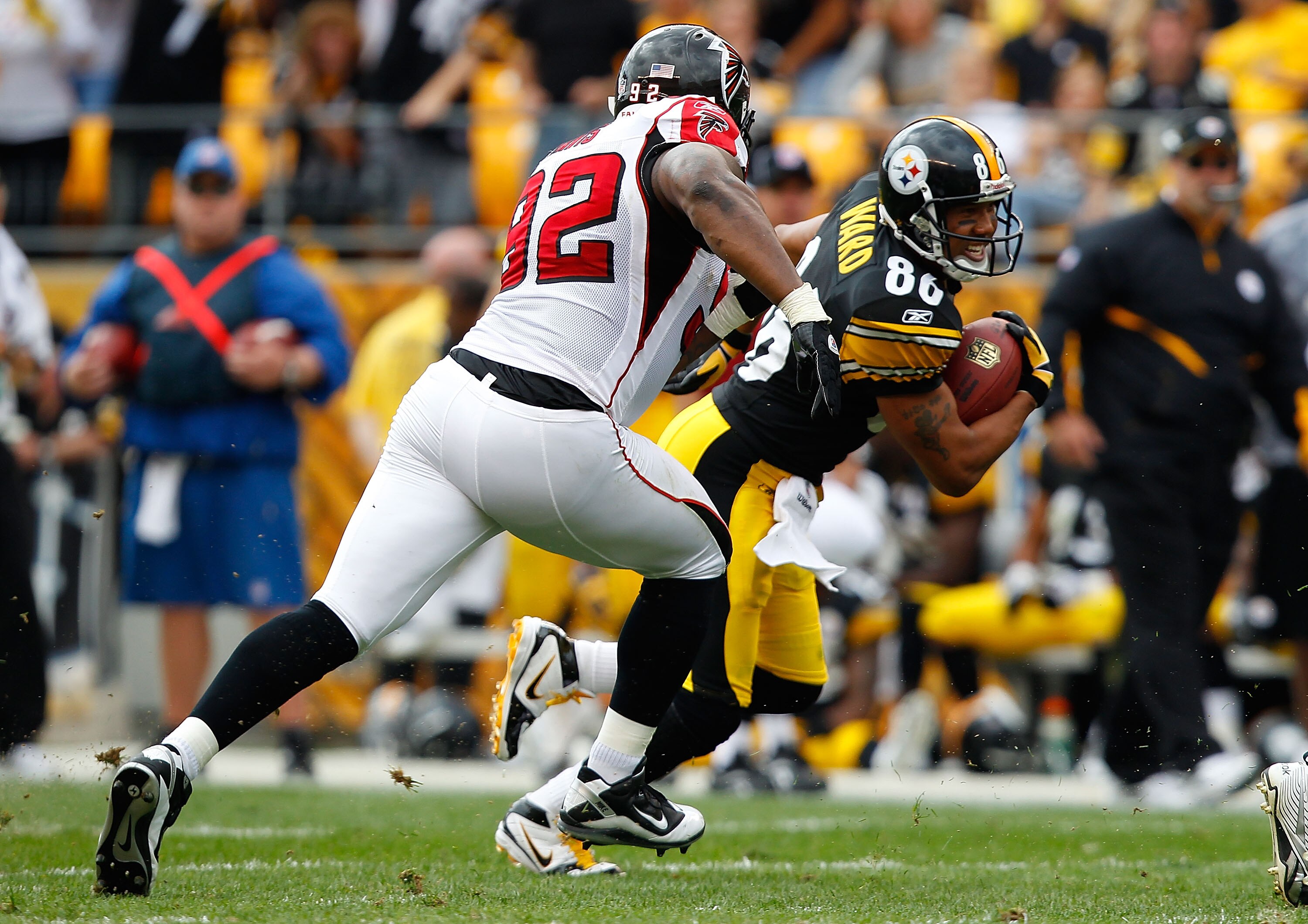 PITTSBURGH - SEPTEMBER 12: Hines Ward #86 of the Pittsburgh Steelers runs by Chauncey Davis #92 of the Atlanta Falcons after catching a pass during the NFL season opener game on September 12, 2010 at Heinz Field in Pittsburgh, Pennsylvania.  (Photo by Jar