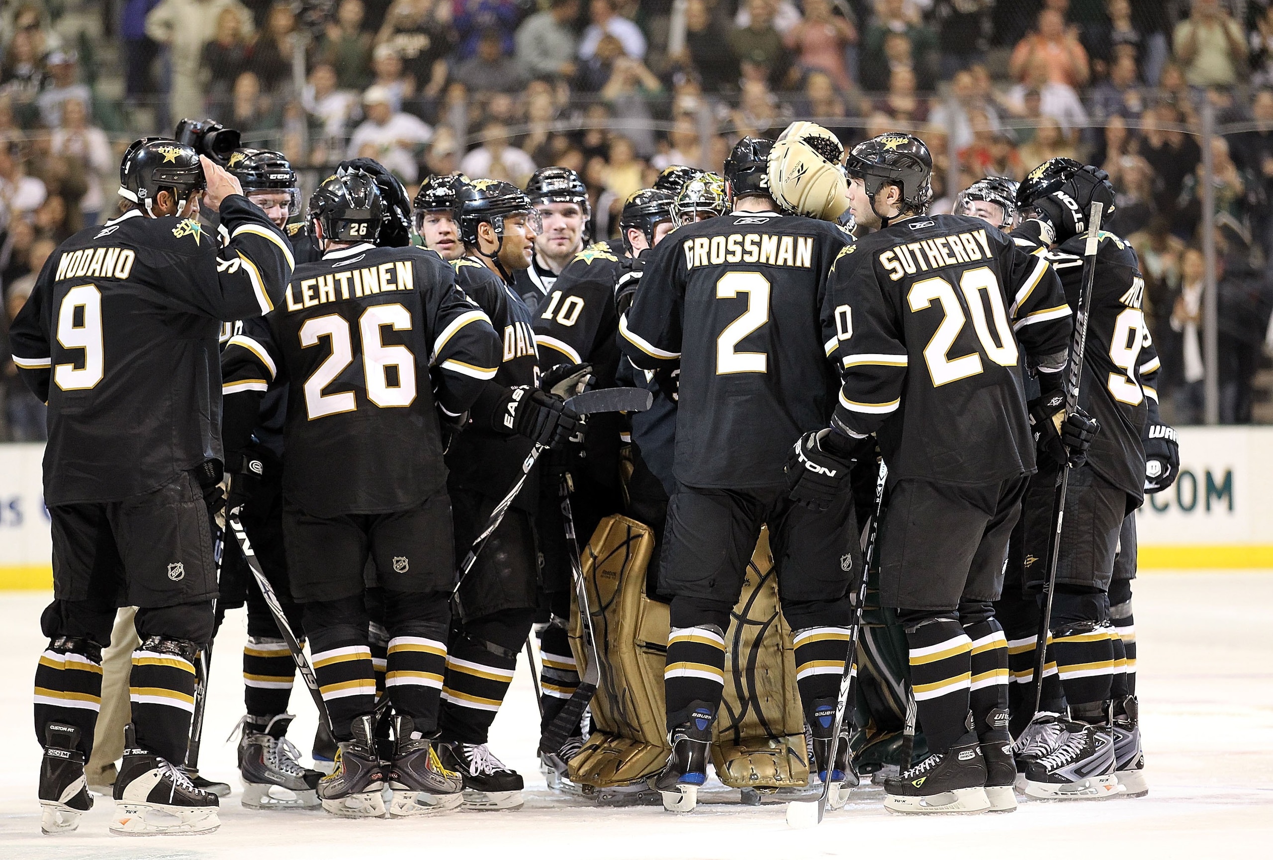 DALLAS - APRIL 08:  Mike Modano and the Dallas Stars celebrate a win against the Anaheim Ducks at American Airlines Center on April 8, 2010 in Dallas, Texas.  (Photo by Ronald Martinez/Getty Images)