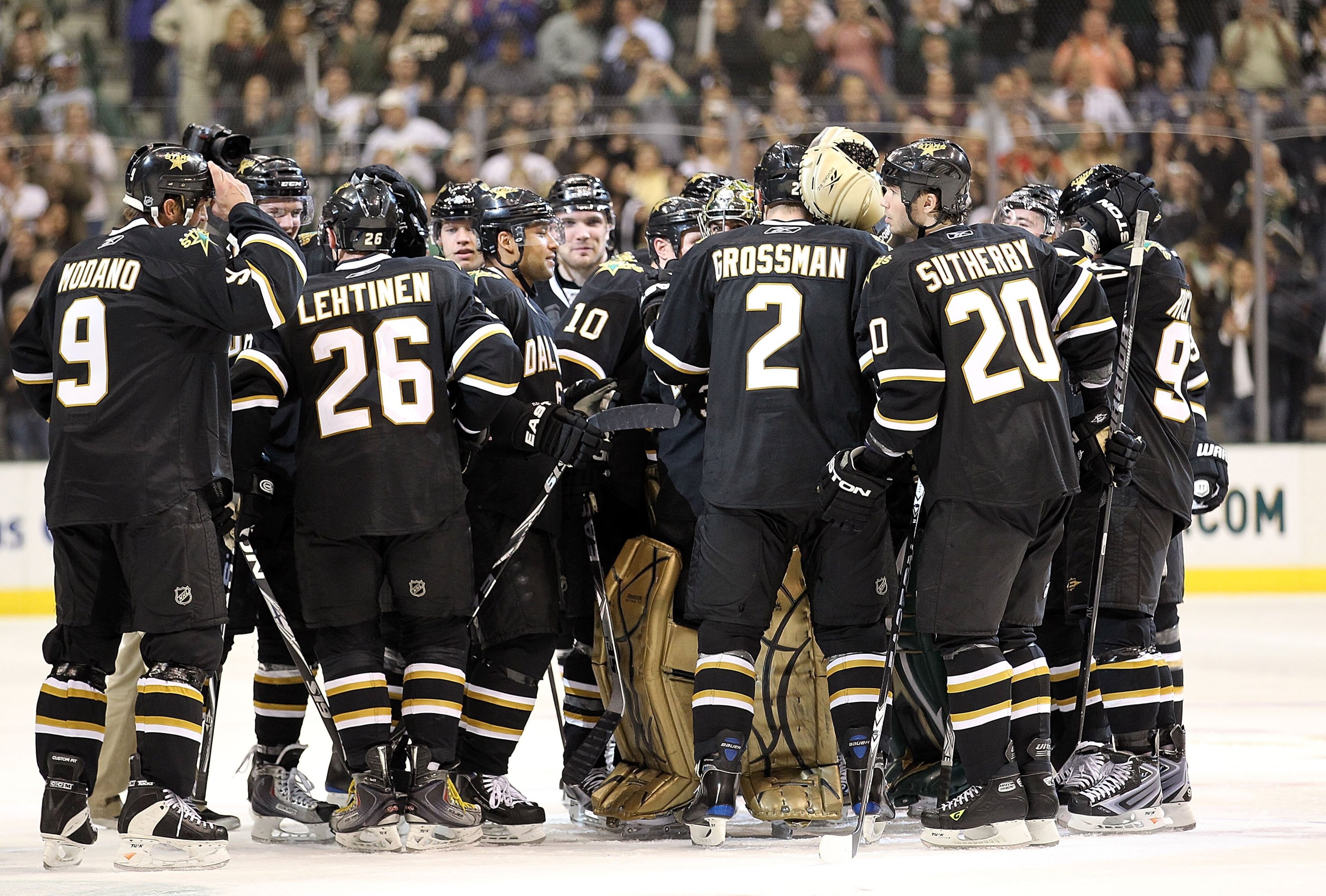 DALLAS - APRIL 08:  Mike Modano and the Dallas Stars celebrate a win against the Anaheim Ducks at American Airlines Center on April 8, 2010 in Dallas, Texas.  (Photo by Ronald Martinez/Getty Images)
