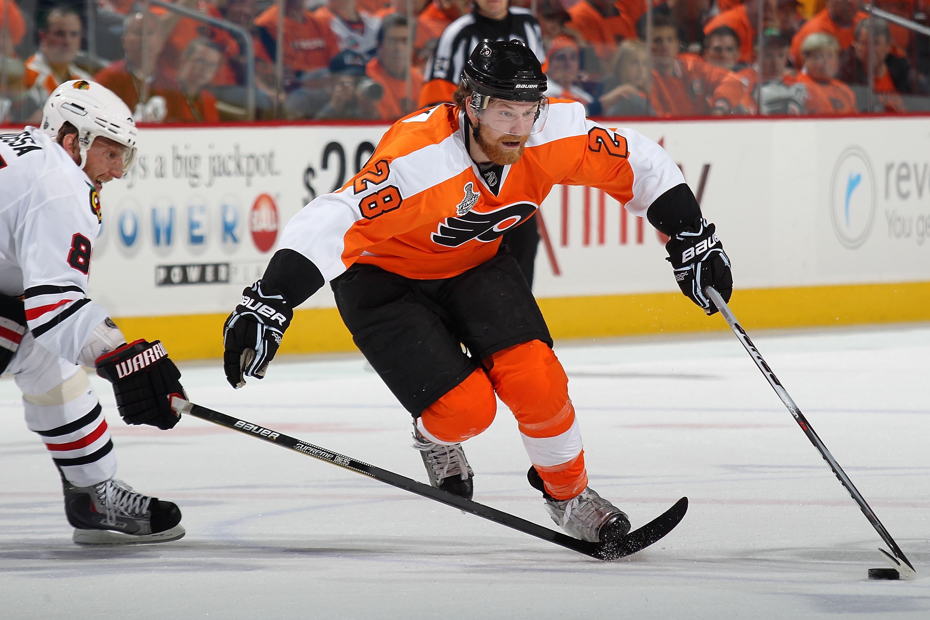 PHILADELPHIA - JUNE 09:  Claude Giroux #28 of the Philadelphia Flyers handles the puck against Marian Hossa #81 of the Chicago Blackhawks in Game Six of the 2010 NHL Stanley Cup Final at the Wachovia Center on June 9, 2010 in Philadelphia, Pennsylvania.