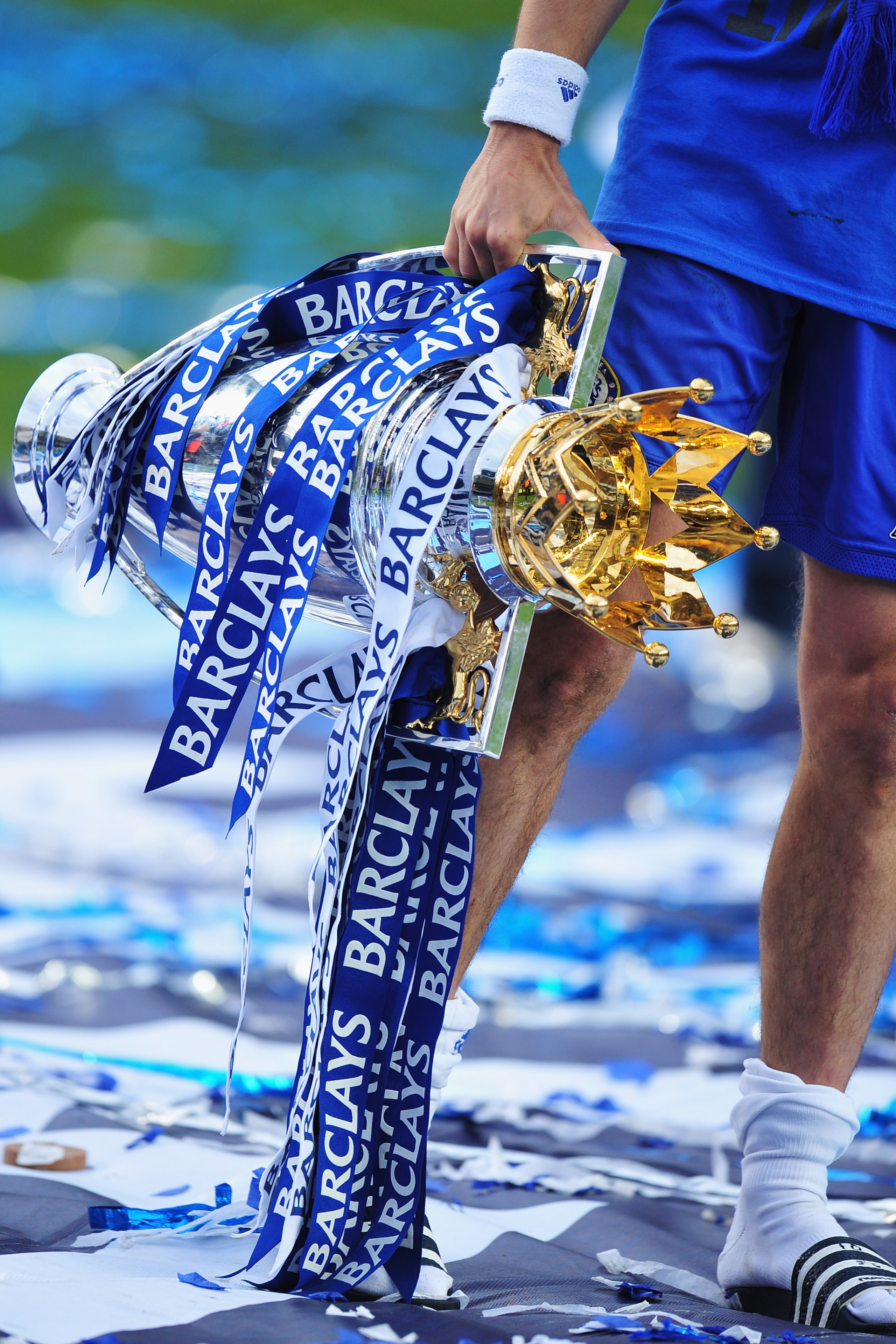 LONDON, ENGLAND - MAY 09:  Joe Cole of Chelsea celebrates with the trophy as they win the title after the Barclays Premier League match between Chelsea and Wigan Athletic at Stamford Bridge on May 9, 2010 in London, England. Chelsea won 8-0 to win the cha