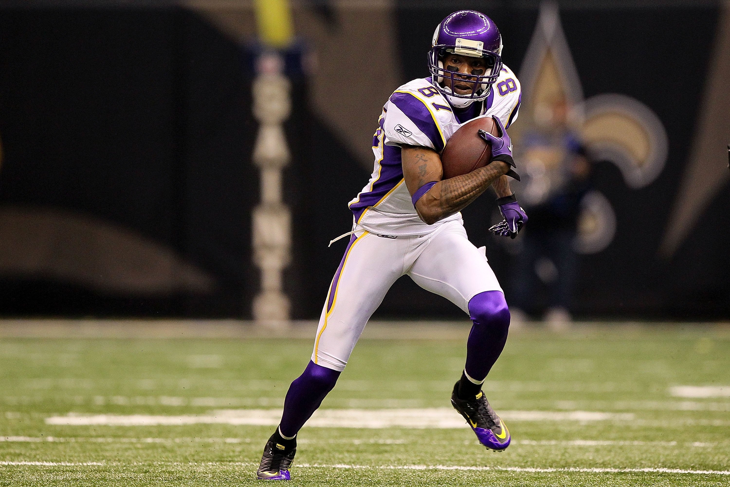 NEW ORLEANS - JANUARY 24:  Bernard Berrian #87 of the Minnesota Vikings runs for yards after the catch against the New Orleans Saints during the NFC Championship Game at the Louisiana Superdome on January 24, 2010 in New Orleans, Louisiana. The Saints won