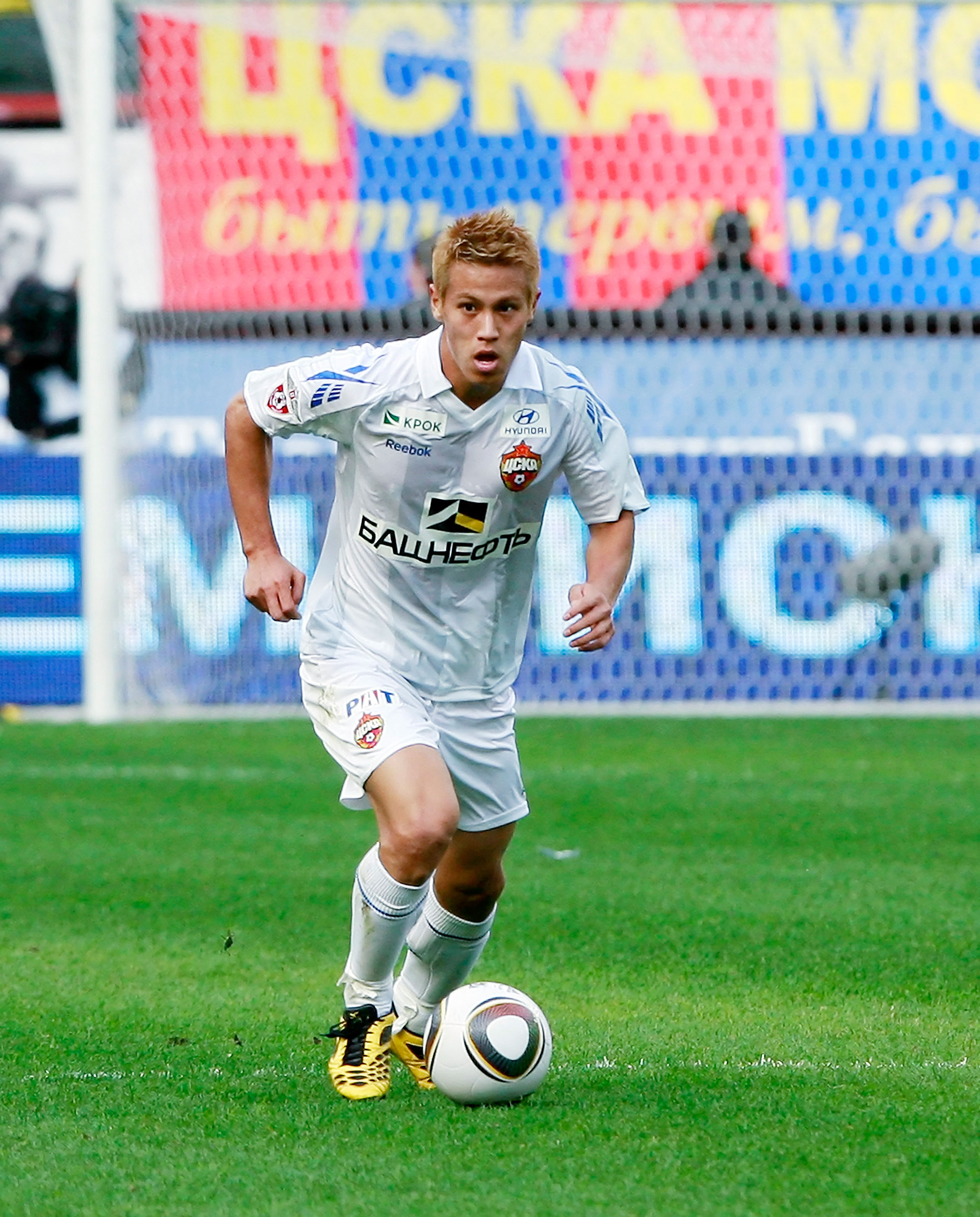 MOSCOW - SEPTEMBER 12: (EMBARGOED FOR PUBLICATION IN ALL JAPANESE MEDIA UNTIL 48 HOURS AFTER CREATE DATE AND TIME) Keisuke Honda of PFC CSKA Moscow in action during the Russian Football League Championship match between FC Lokomotiv Moscow and PFC CSKA Mo