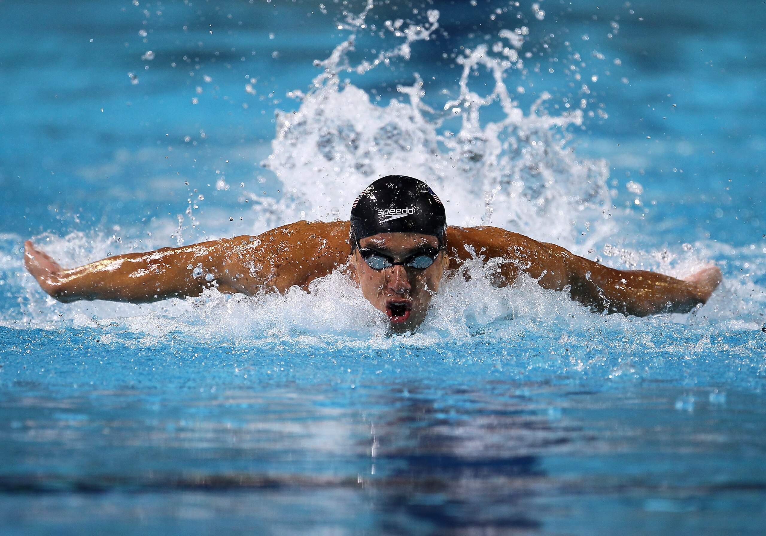 IRVINE, CA - AUGUST 21:  Michael Phelps swims the butterfly leg of the 4X100m medley relay during the Mutual of Omaha Pan Pacific Championships at the William Woollett Jr. Aquatic Center on August 21, 2010 in Irvine, California.  (Photo by Stephen Dunn/Ge