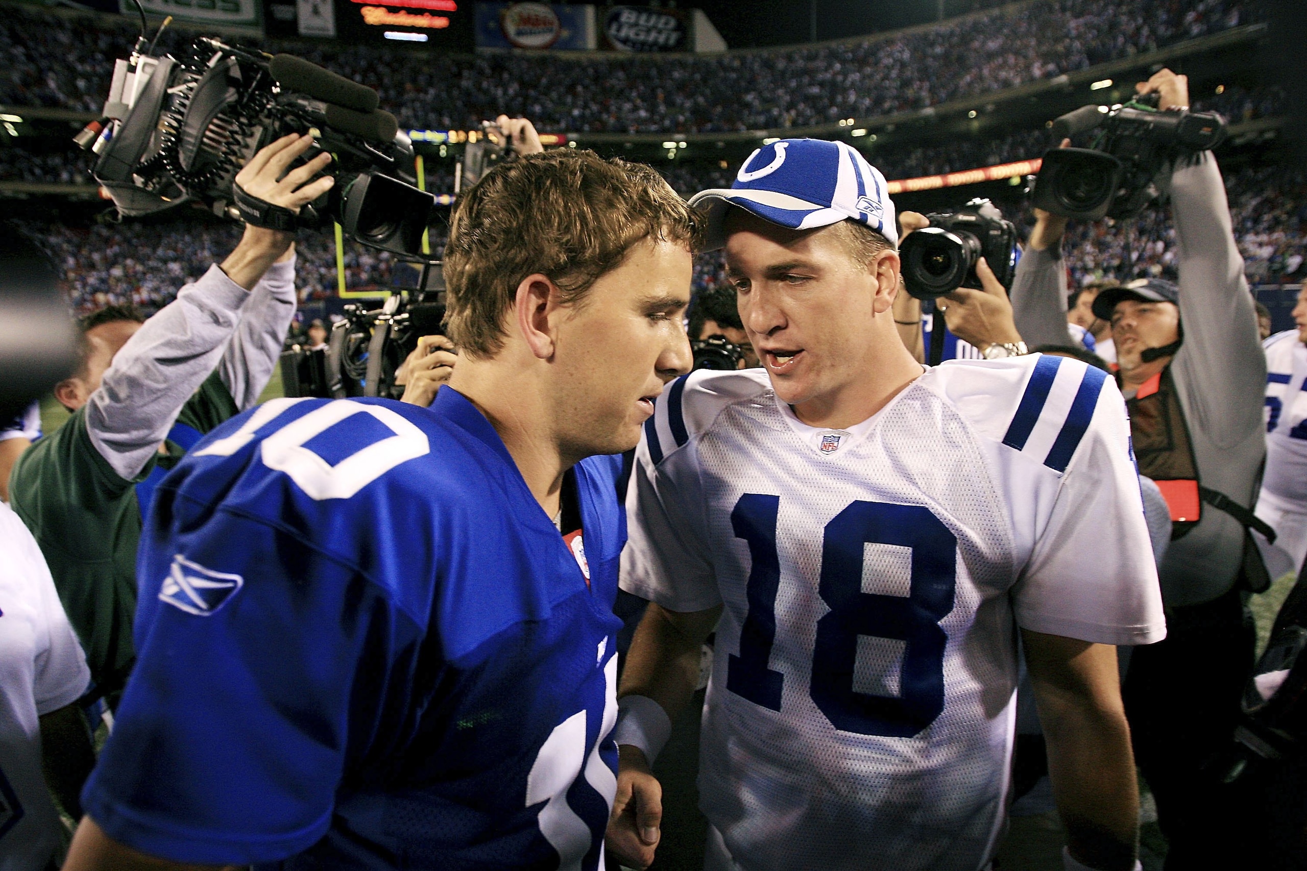 EAST RUTHERFORD, NJ - SEPTEMBER 10:  Quarterback Eli Manning #10 of the New York Giants (L) congratulates his brother quarterback Peyton Manning #18 of the Indianapolis Colts on his 26-21 victory on September 10, 2006 at Giants Stadium in East Rutherford,