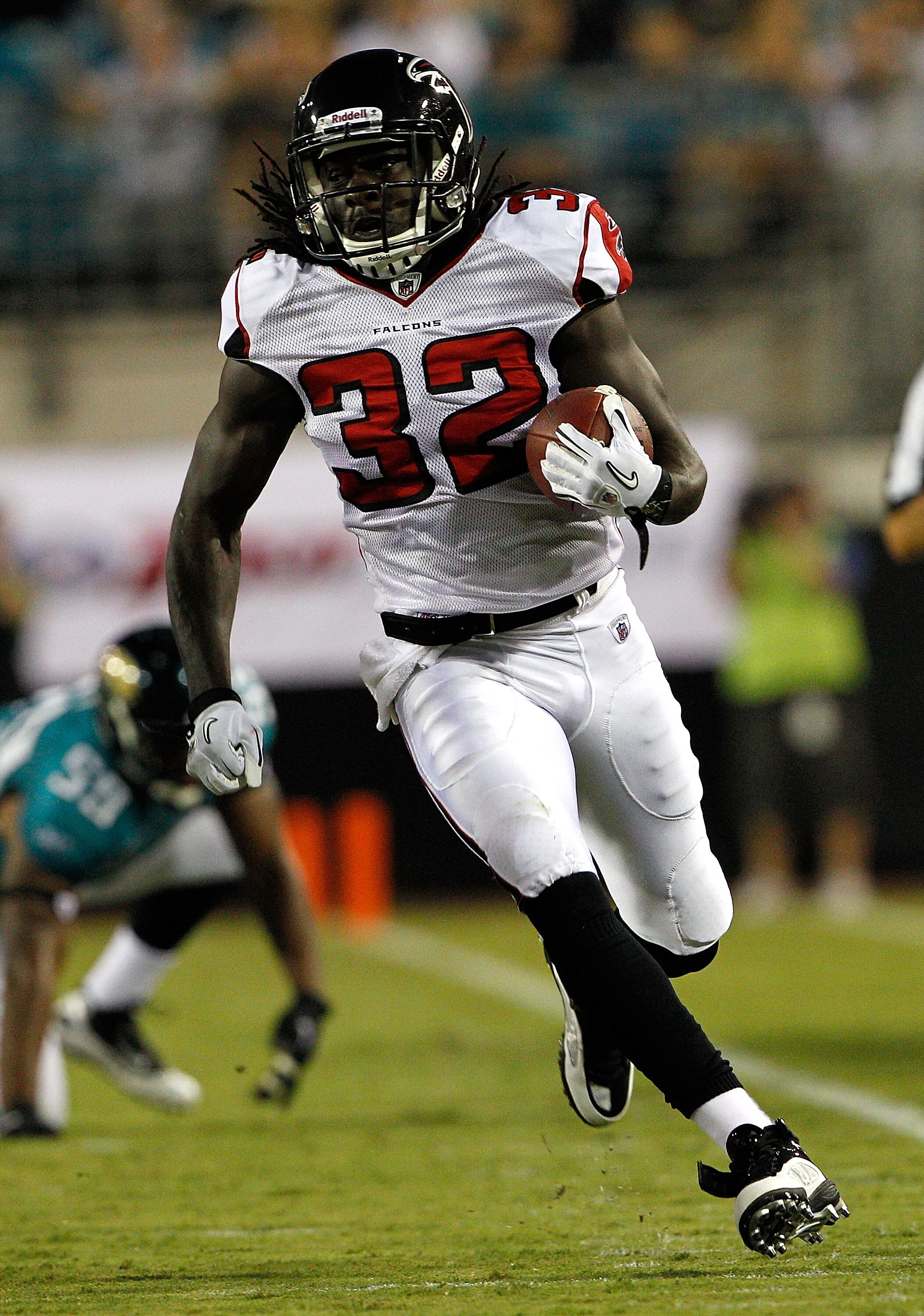 JACKSONVILLE, FL - SEPTEMBER 02:  Jerious Norwood #32 of the Atlanta Falcons runs for yardage during a preseason game against the Jacksonville Jaguars at EverBank Field on September 2, 2010 in Jacksonville, Florida.  (Photo by Sam Greenwood/Getty Images)